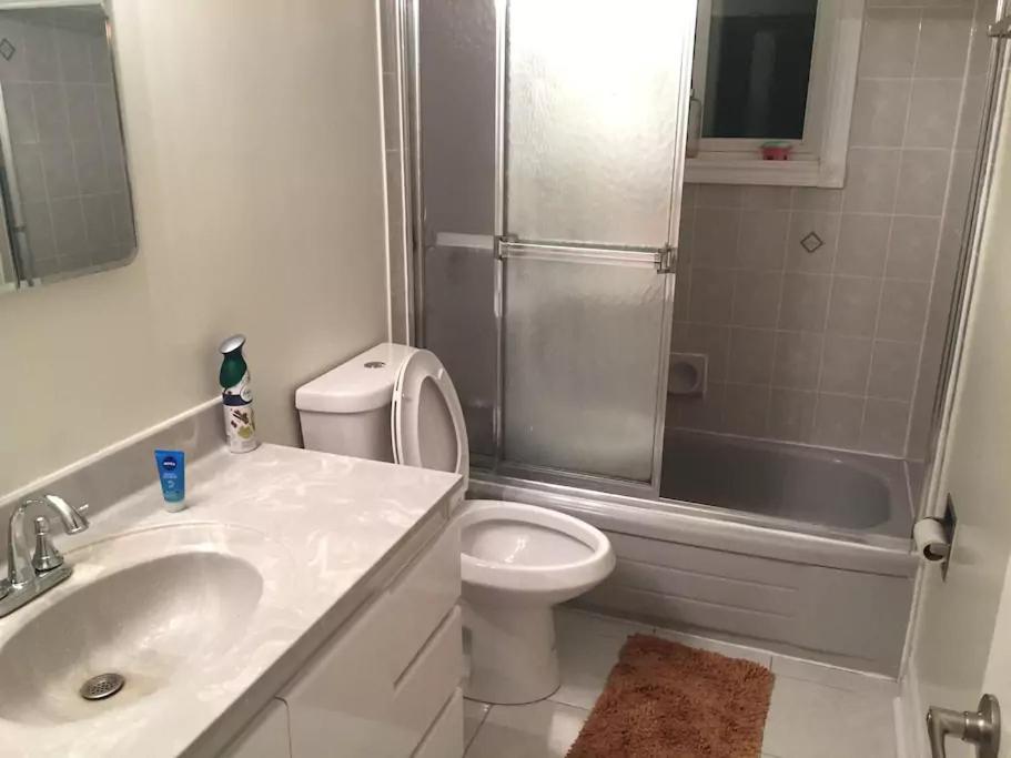 Private Rooms, Free Parking, Full Kitchen, Prices In Town- York Heights Guest house Toronto