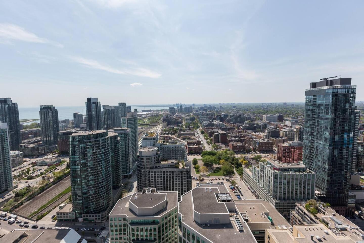 3br Skyline - By Cn Tower & Mtcc & Free Parking Apartment