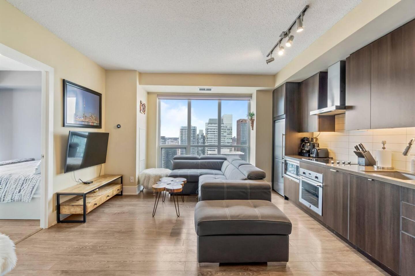 3br Skyline - By Cn Tower & Mtcc & Free Parking Toronto