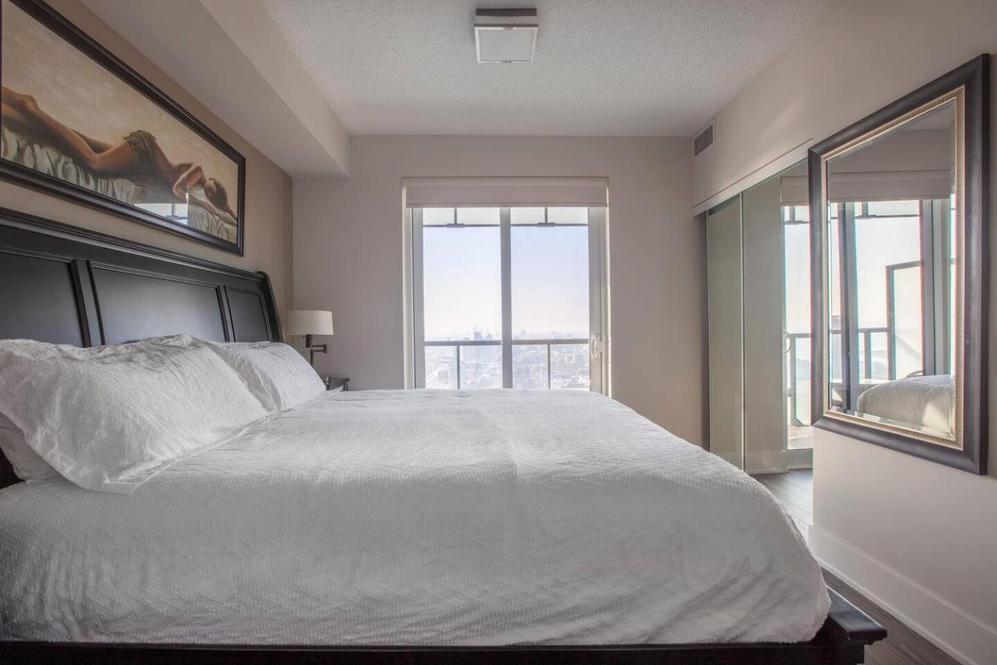 3br Skyline - By Cn Tower & Mtcc & Free Parking Apartment