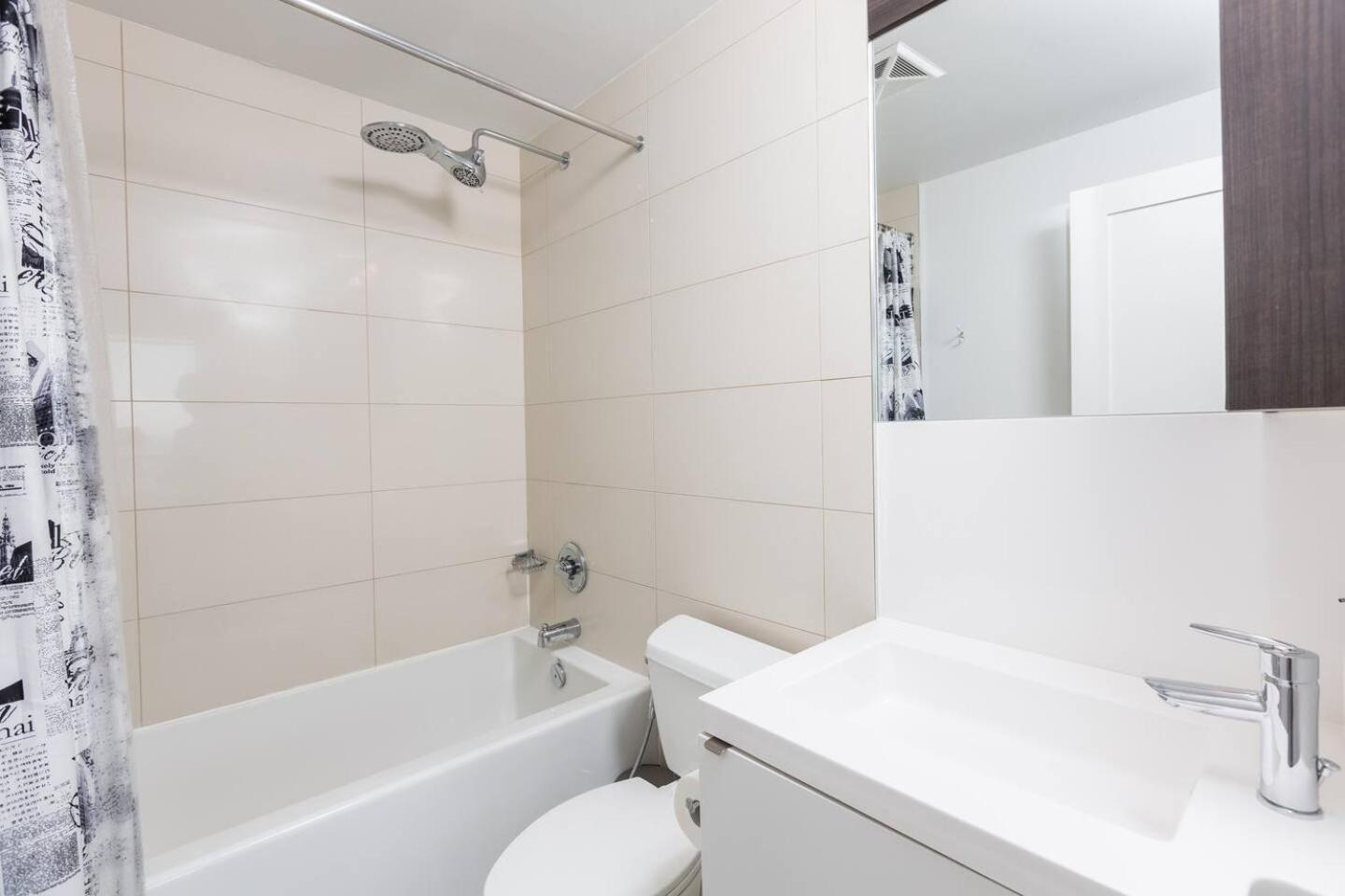 3br Skyline - By Cn Tower & Mtcc & Free Parking Apartment