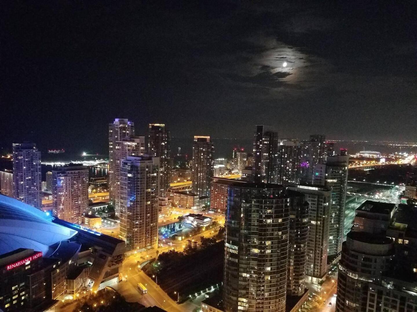3br Skyline - By Cn Tower & Mtcc & Free Parking Apartment *