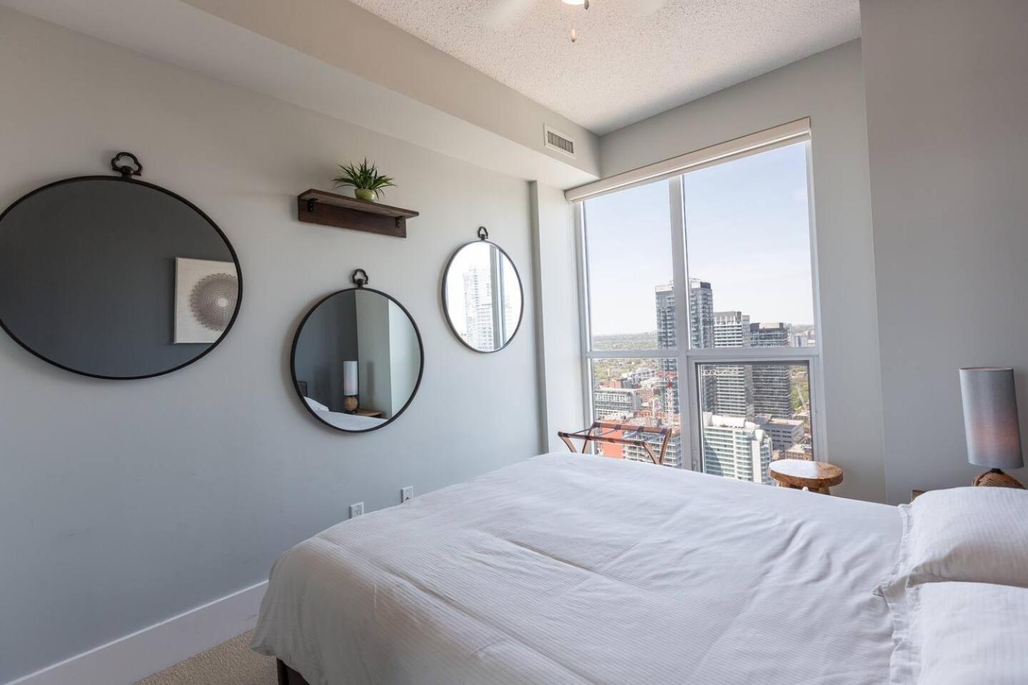 Apartment 3br Skyline - By Cn Tower & Mtcc & Free Parking *