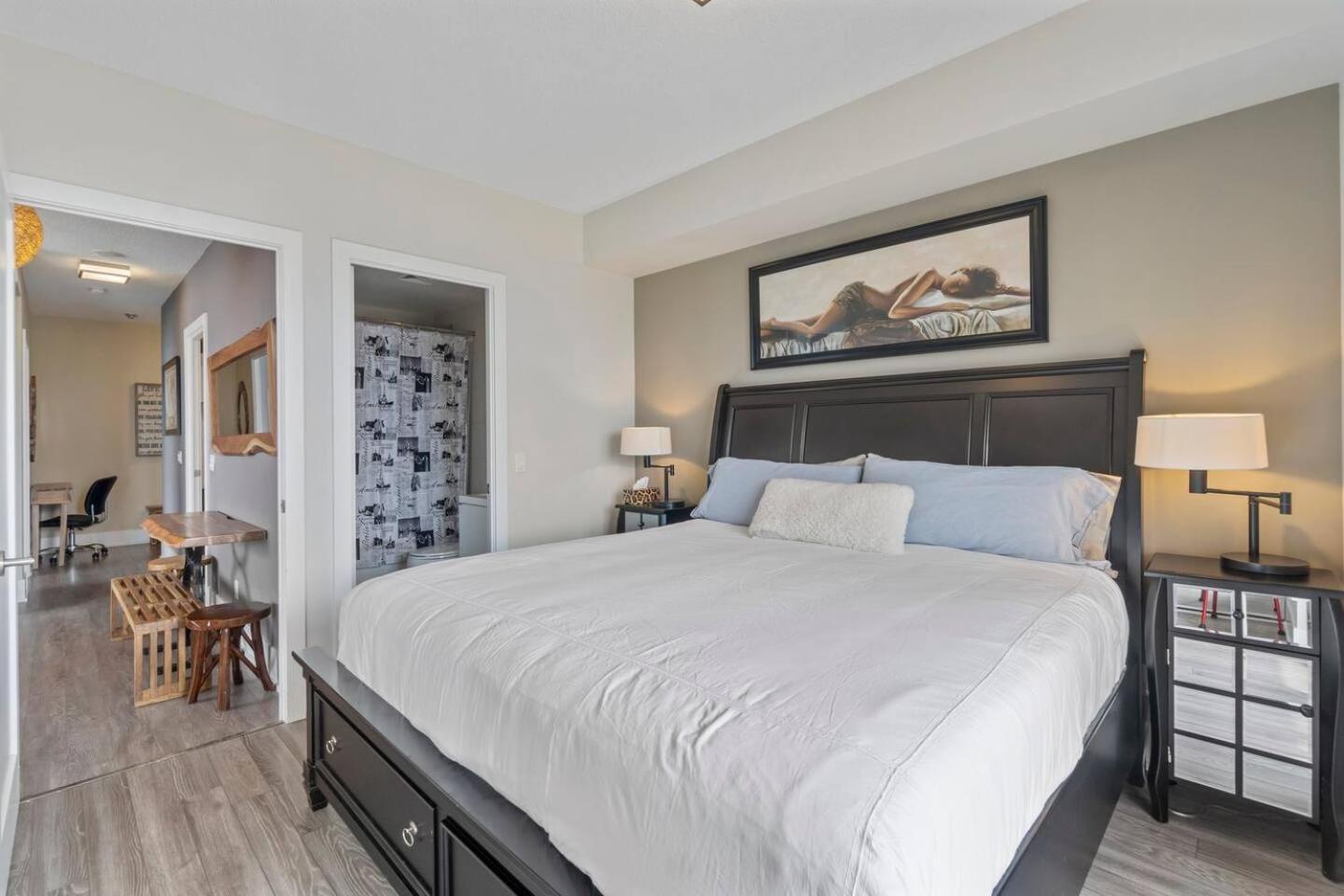 3br Skyline - By Cn Tower & Mtcc & Free Parking Toronto
