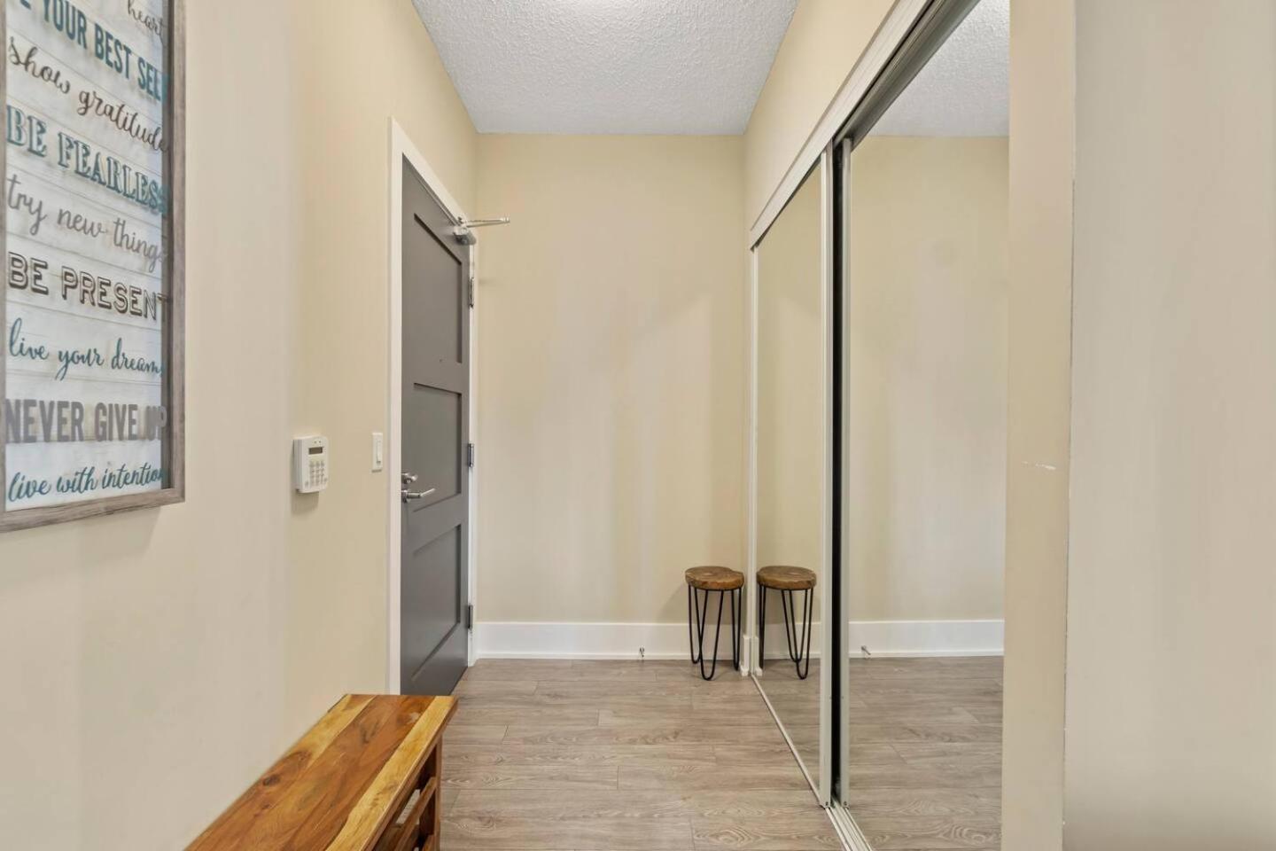 3br Skyline - By Cn Tower & Mtcc & Free Parking * Toronto