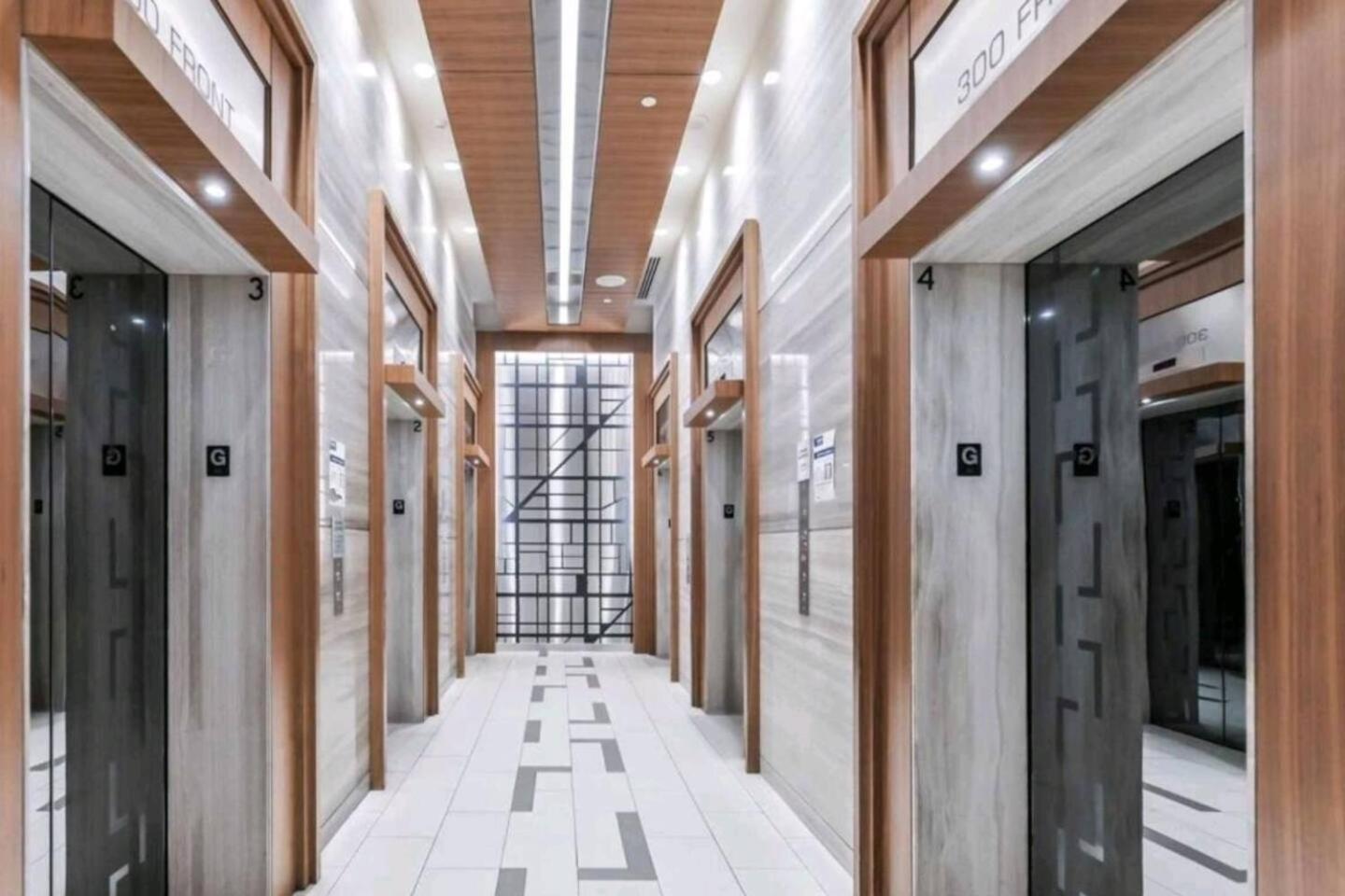 3br Skyline - By Cn Tower & Mtcc & Free Parking
