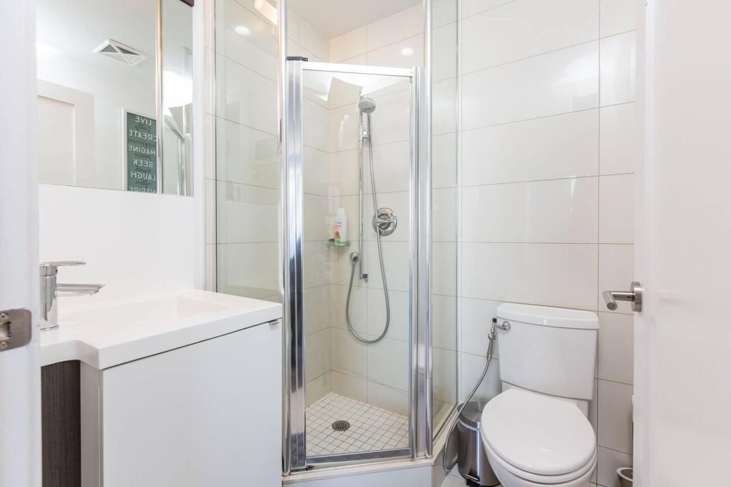 3br Skyline - By Cn Tower & Mtcc & Free Parking Apartment *