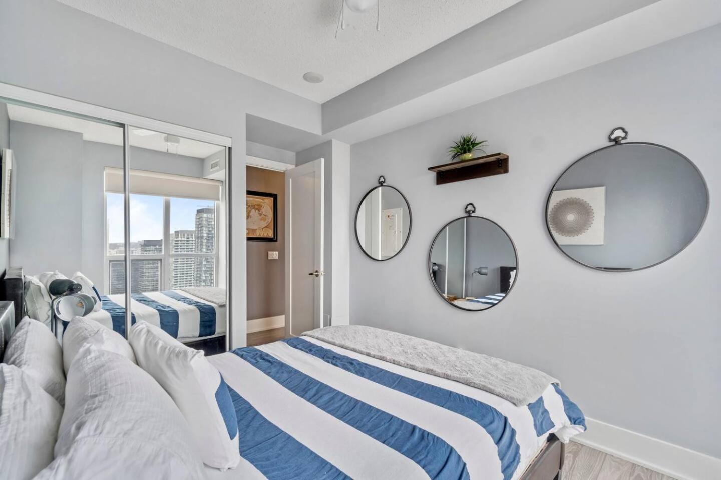3br Skyline - By Cn Tower & Mtcc & Free Parking Apartment Toronto