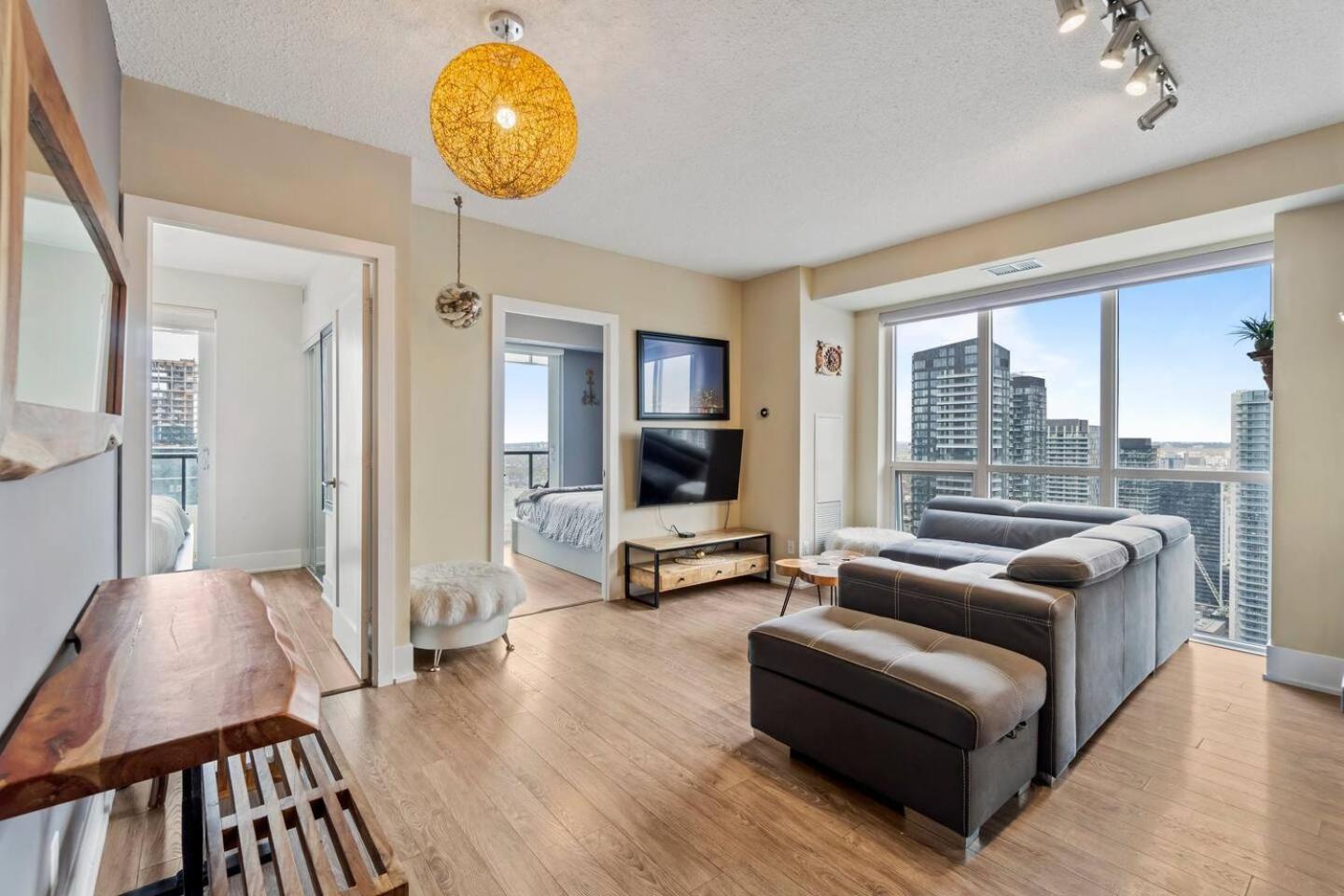 3br Skyline - By Cn Tower & Mtcc & Free Parking