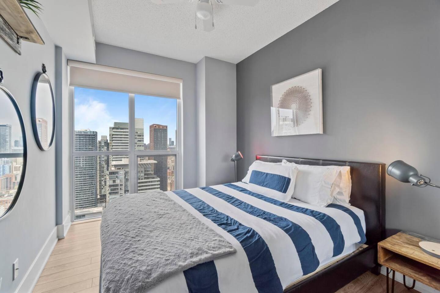 3br Skyline - By Cn Tower & Mtcc & Free Parking Toronto