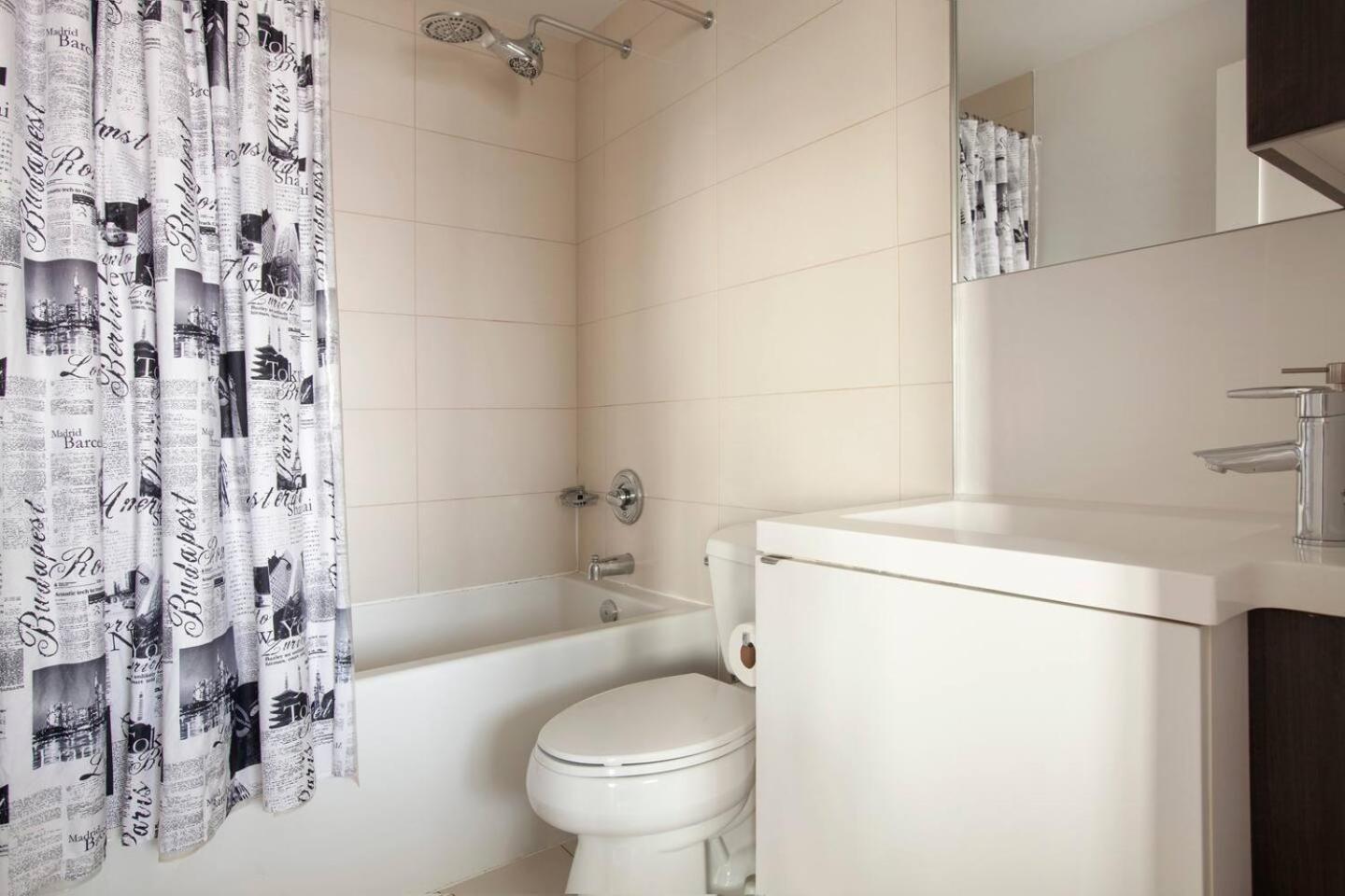 3br Skyline - By Cn Tower & Mtcc & Free Parking * Toronto