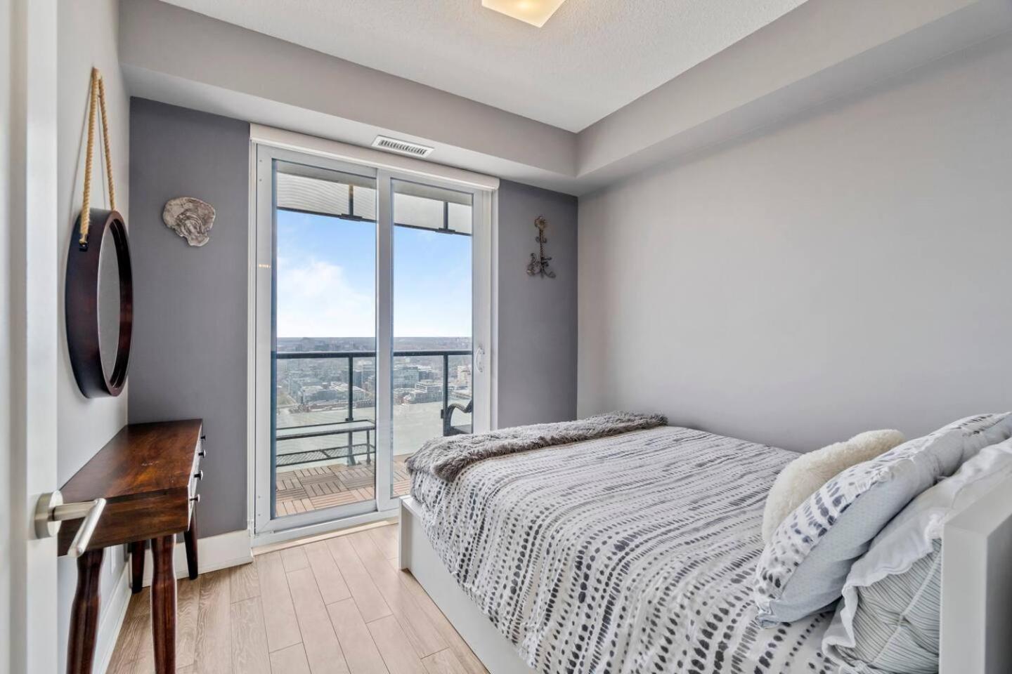 3br Skyline - By Cn Tower & Mtcc & Free Parking Apartment
