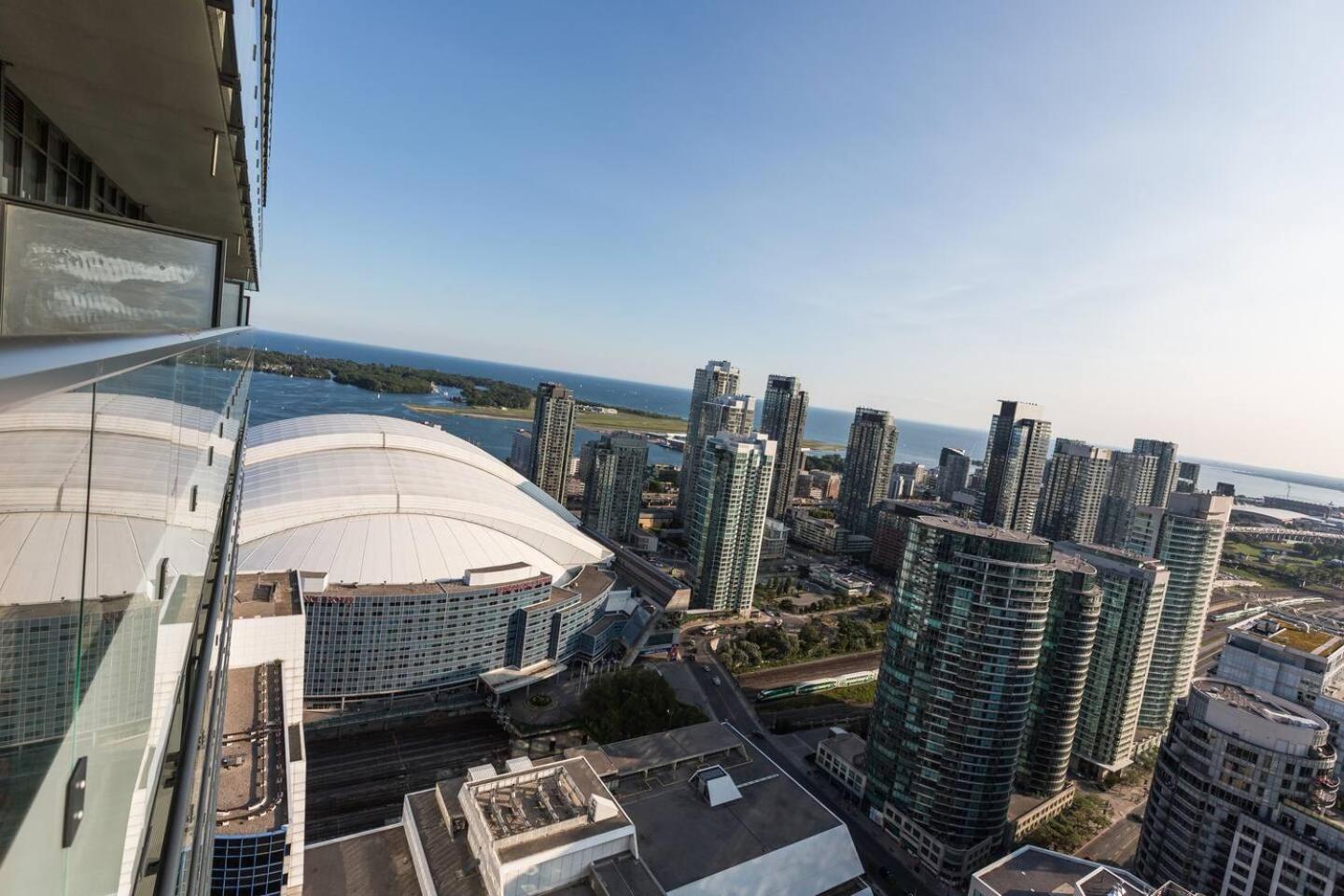 3br Skyline - By Cn Tower & Mtcc & Free Parking Apartment *