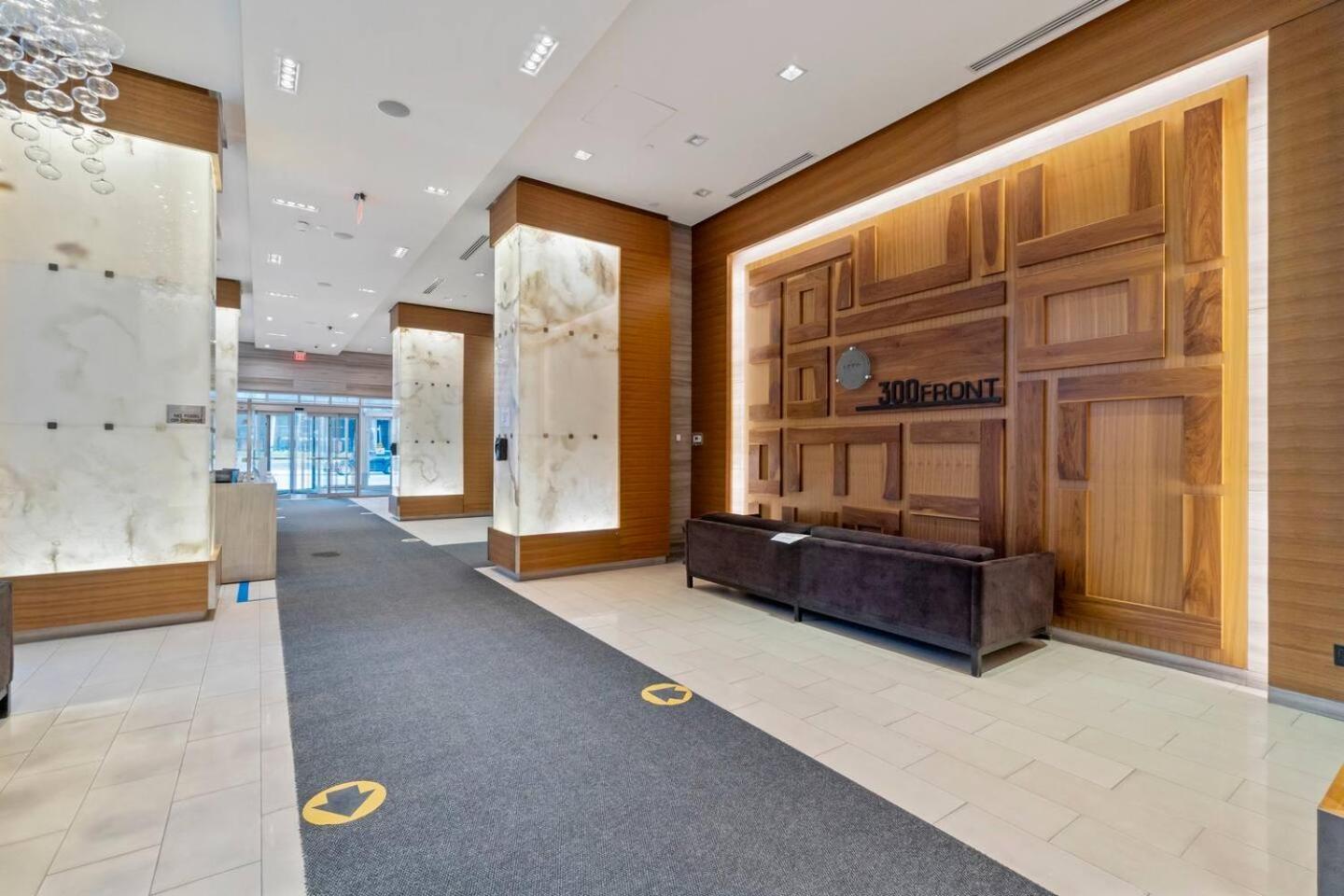3br Skyline - By Cn Tower & Mtcc & Free Parking *