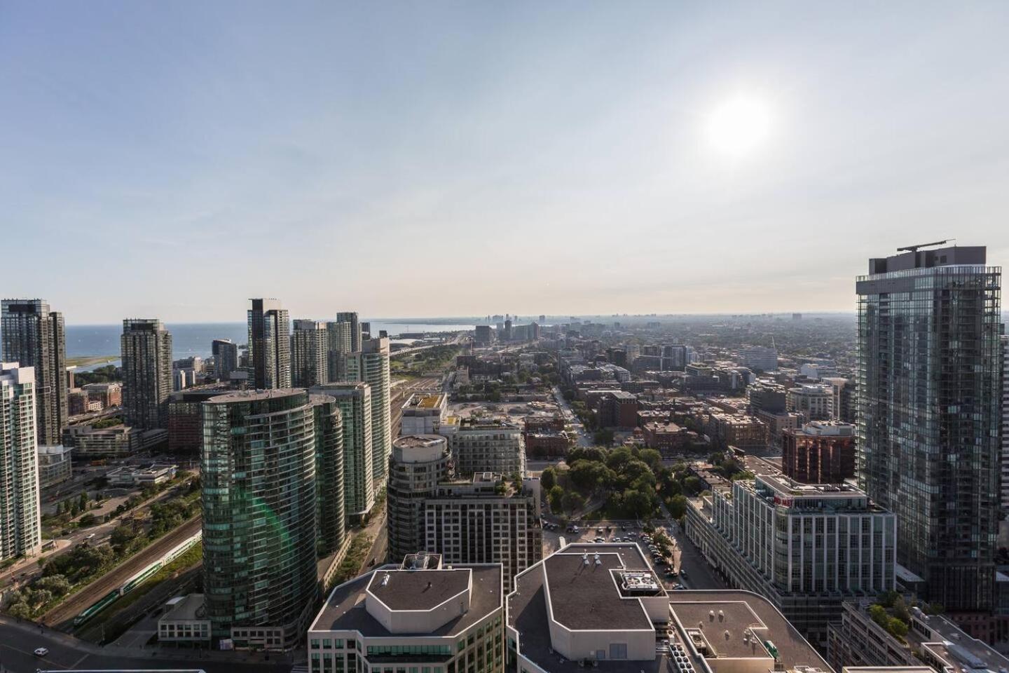 3br Skyline - By Cn Tower & Mtcc & Free Parking Toronto