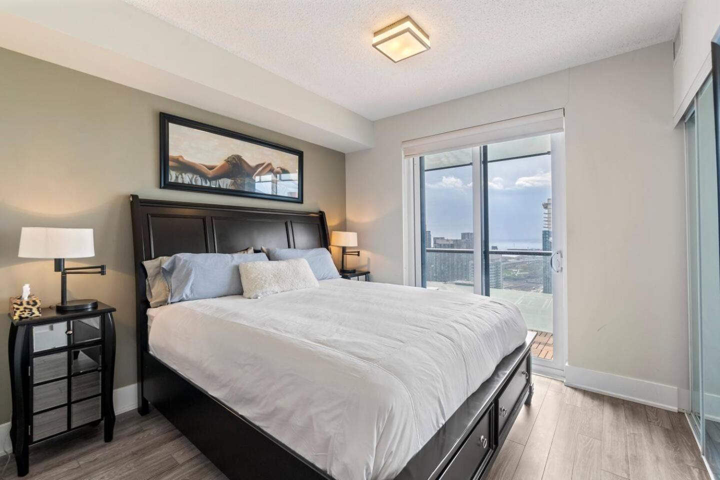 3br Skyline - By Cn Tower & Mtcc & Free Parking Apartment