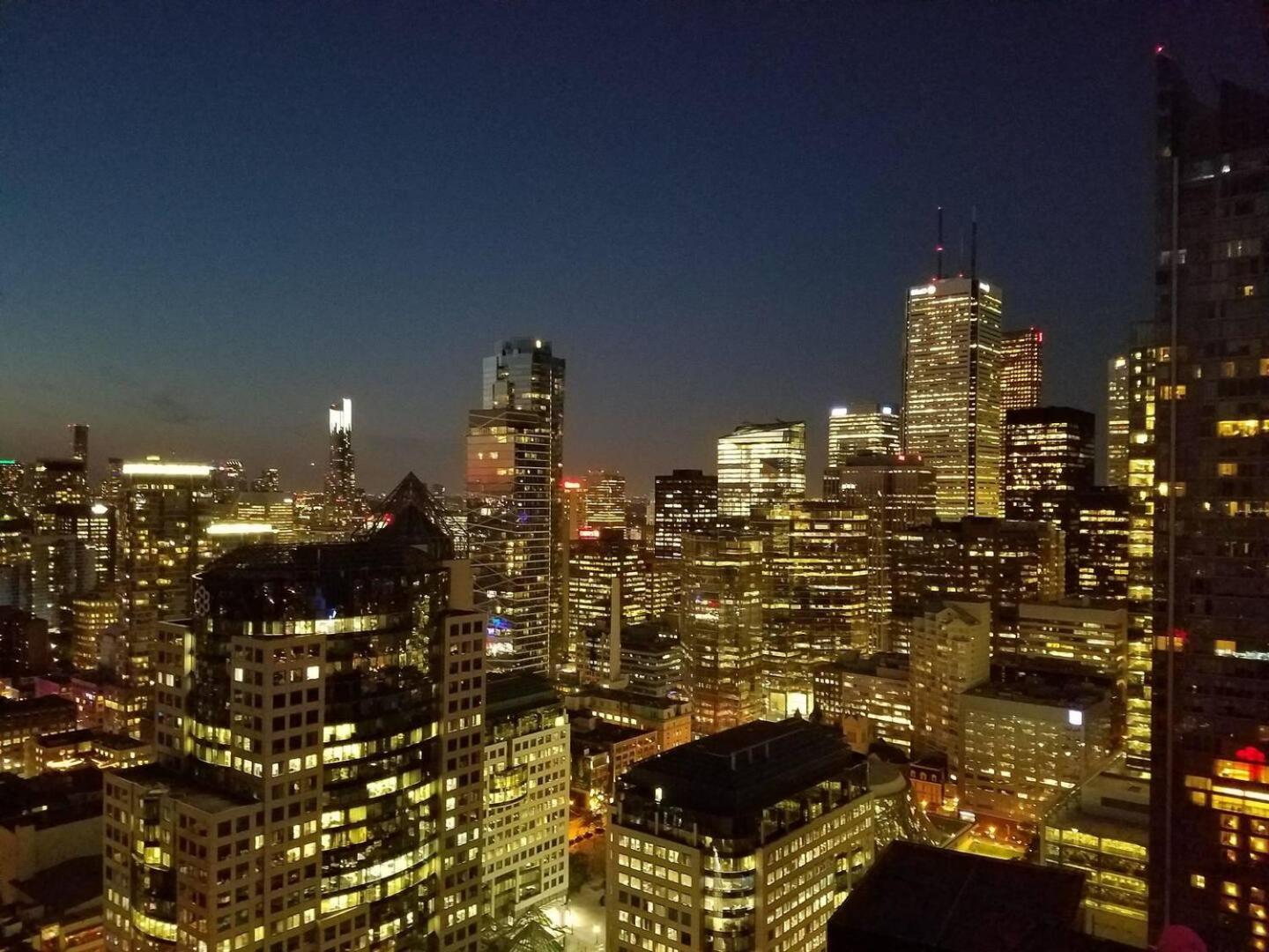 3br Skyline - By Cn Tower & Mtcc & Free Parking Apartment *