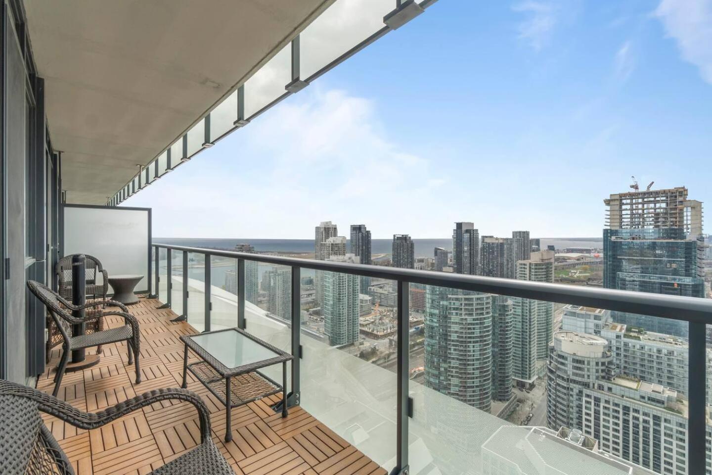 3br Skyline - By Cn Tower & Mtcc & Free Parking *