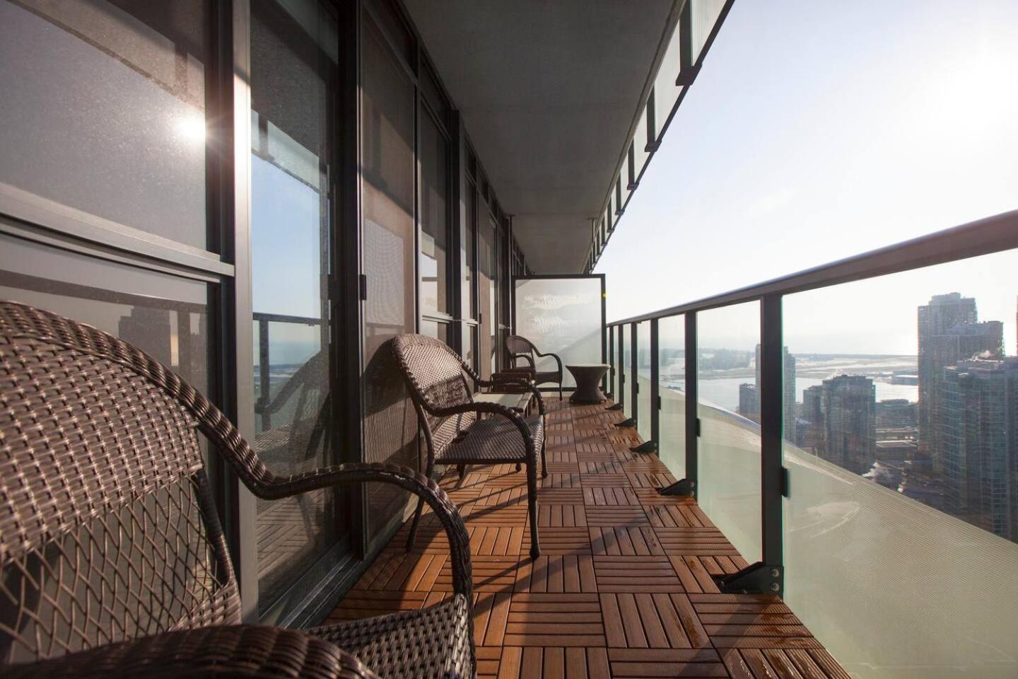 3br Skyline - By Cn Tower & Mtcc & Free Parking Toronto