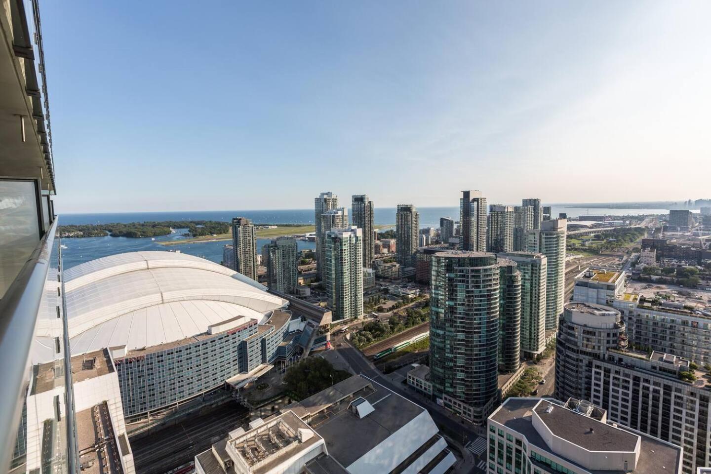 3br Skyline - By Cn Tower & Mtcc & Free Parking Apartment