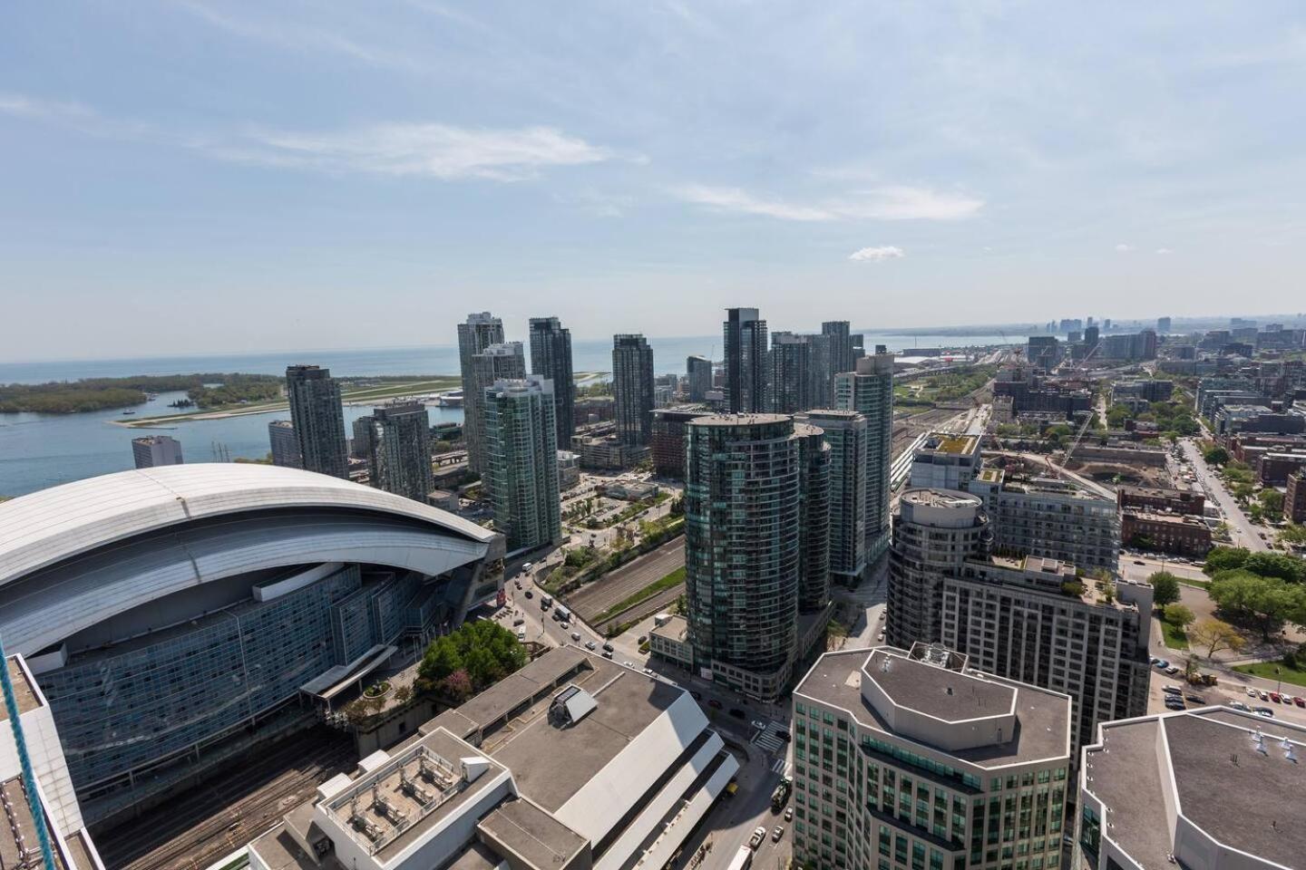3br Skyline - By Cn Tower & Mtcc & Free Parking Apartment *
