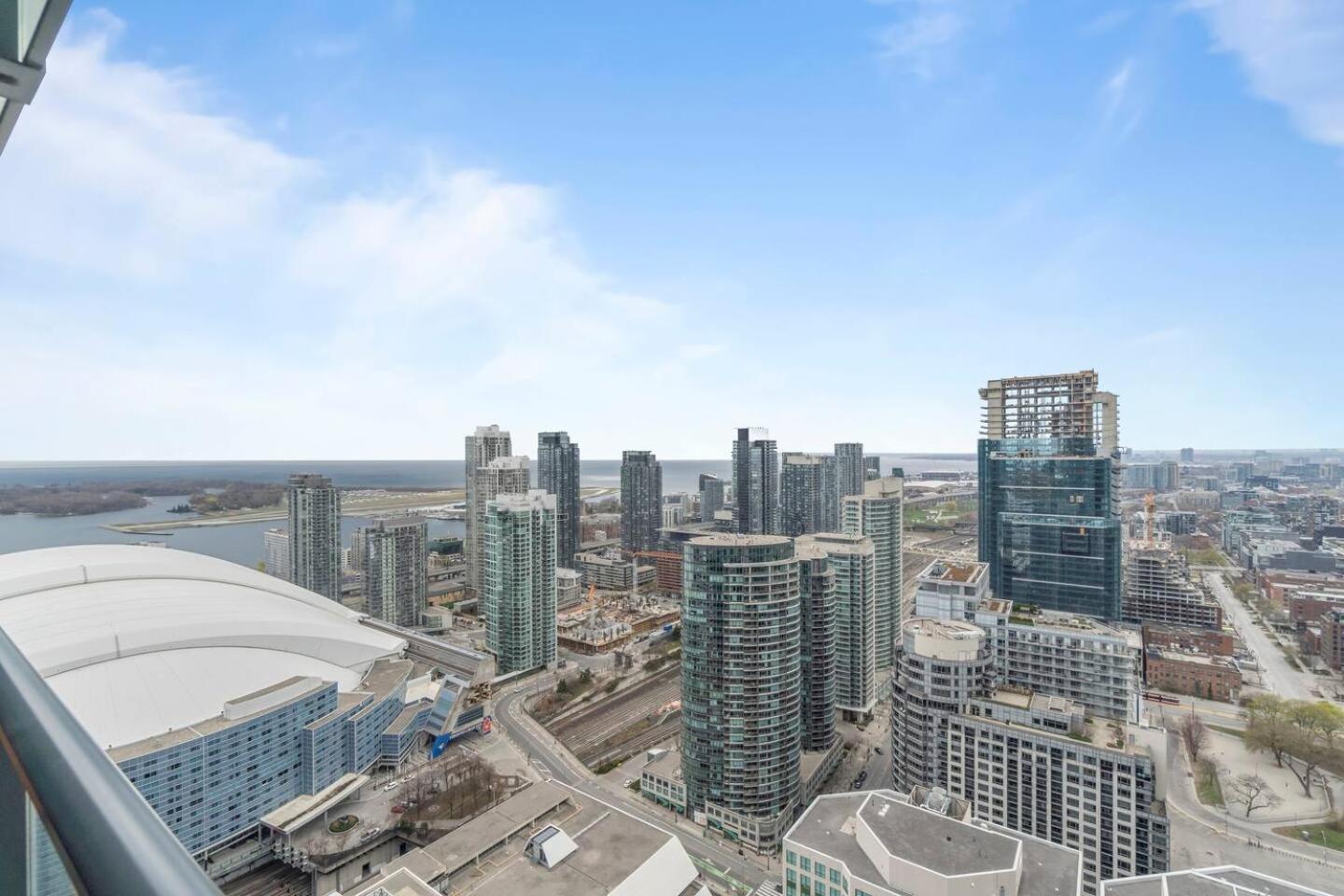 3br Skyline - By Cn Tower & Mtcc & Free Parking Apartment