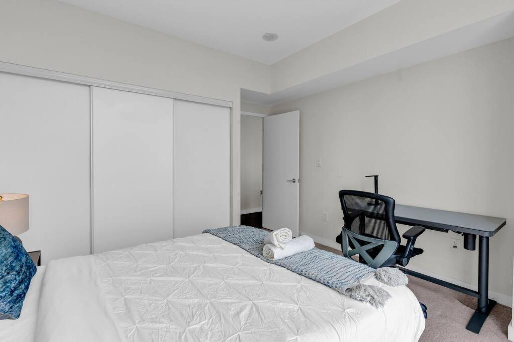 Stylish - Free Parking & Lake View Apartment Toronto