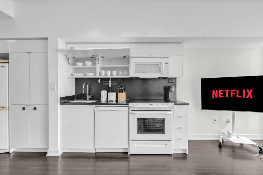 Stylish - Free Parking & Lake View Apartment