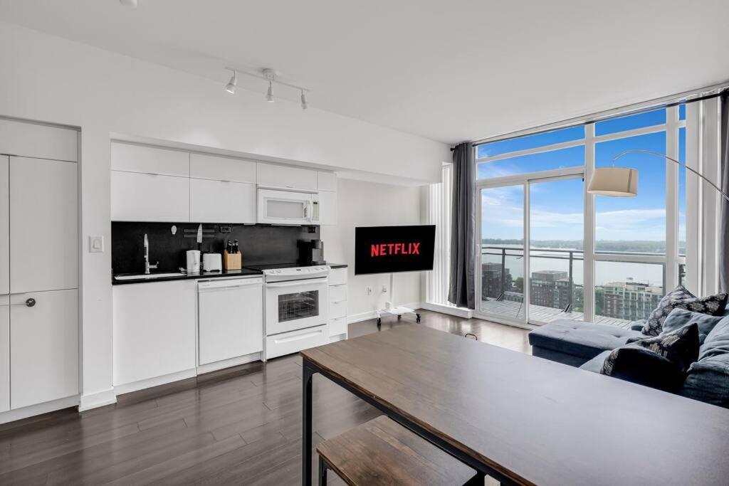Apartment Stylish - Free Parking & Lake View Toronto