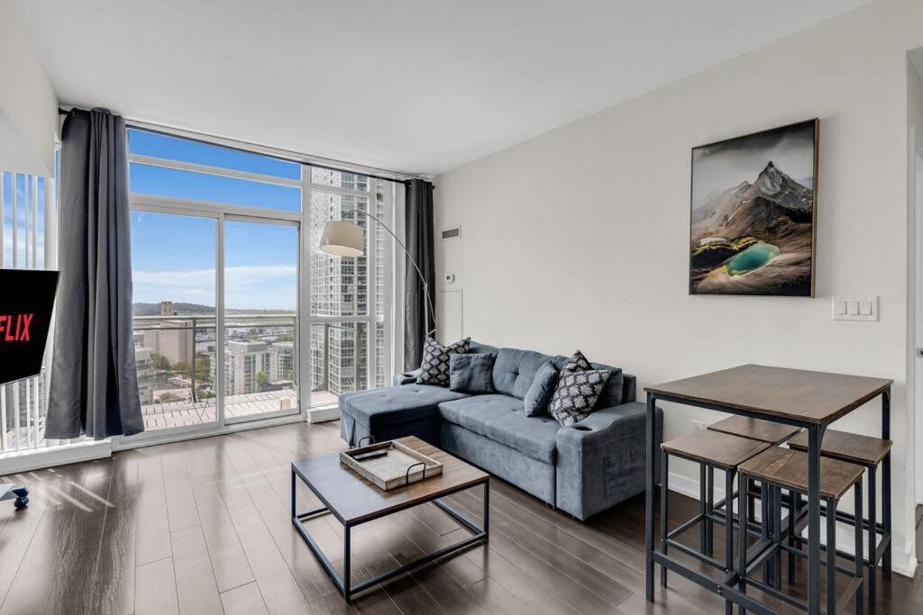 Stylish - Free Parking & Lake View Apartment Toronto