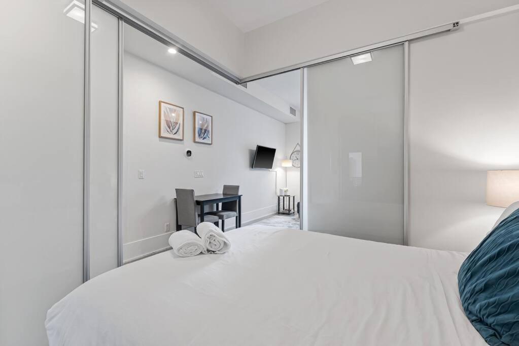 Apartment Next To Rogers Center, With Cn Tower View, Lake View, And Free Parking