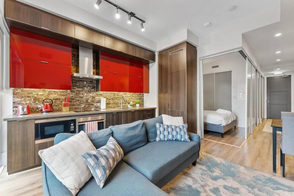 Next To Rogers Center, With Cn Tower View, Lake View, And Free Parking Apartment *