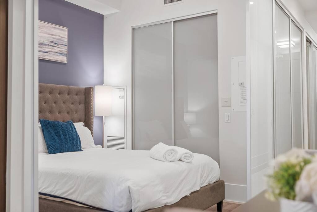 Apartment Next To Rogers Center, With Cn Tower View, Lake View, And Free Parking *