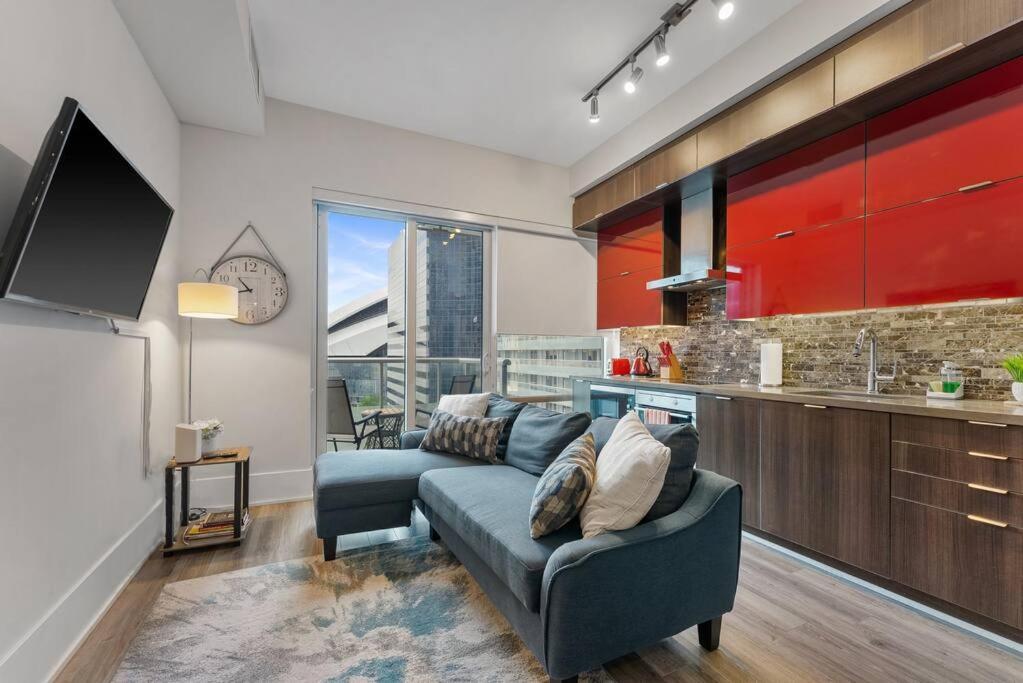 Apartment Next To Rogers Center, With Cn Tower View, Lake View, And Free Parking
