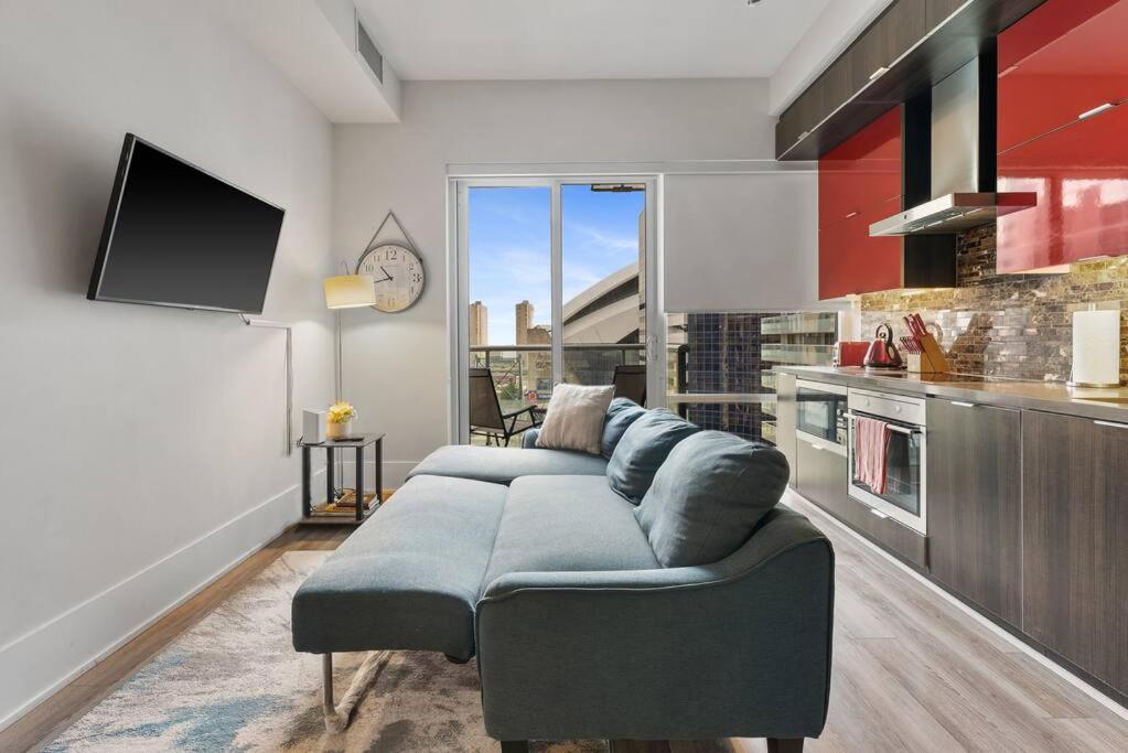 Next To Rogers Center, With Cn Tower View, Lake View, And Free Parking Apartment *
