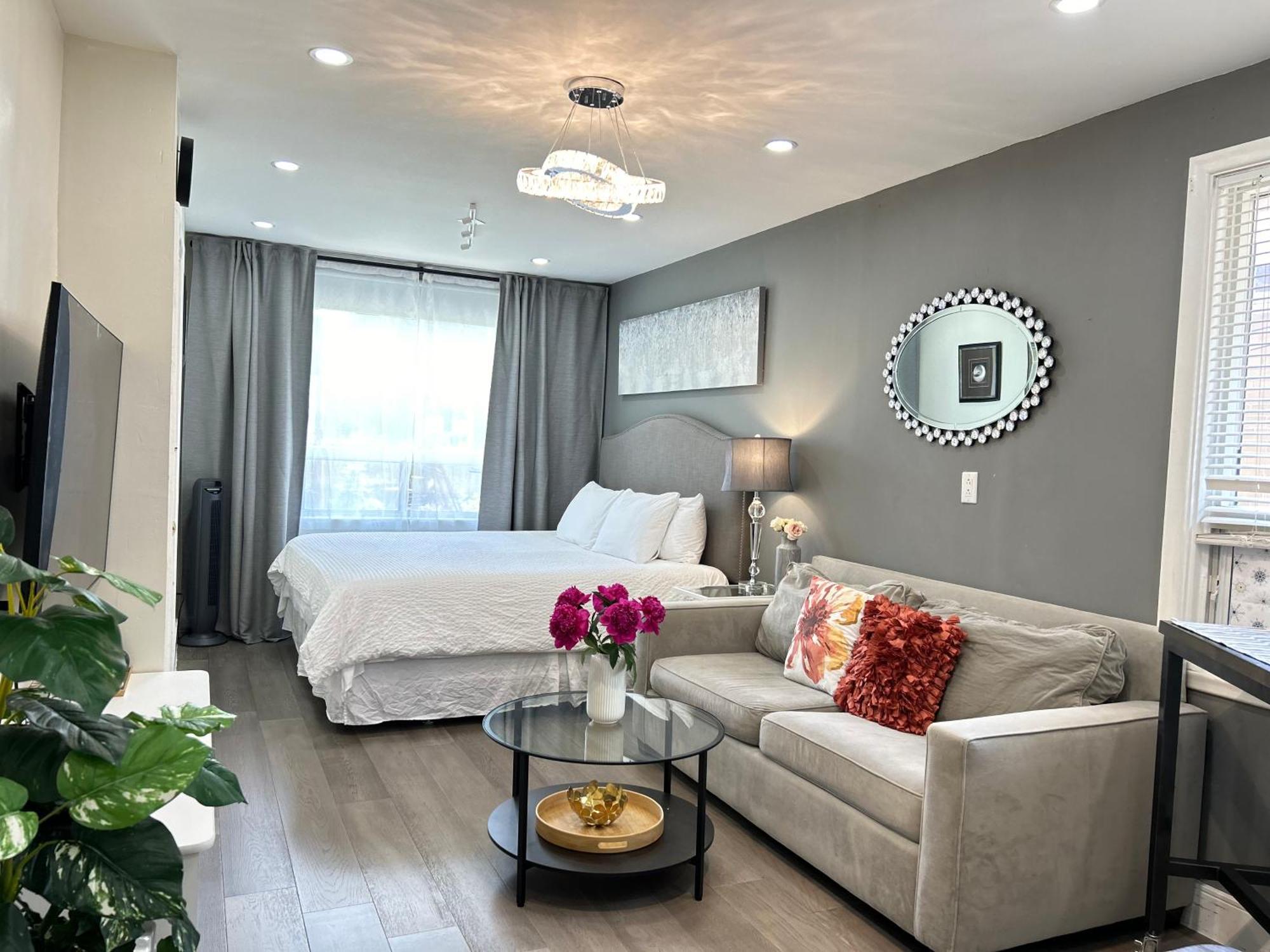 Modern Lux Family - Kingbed - Near Sheppard W Station *