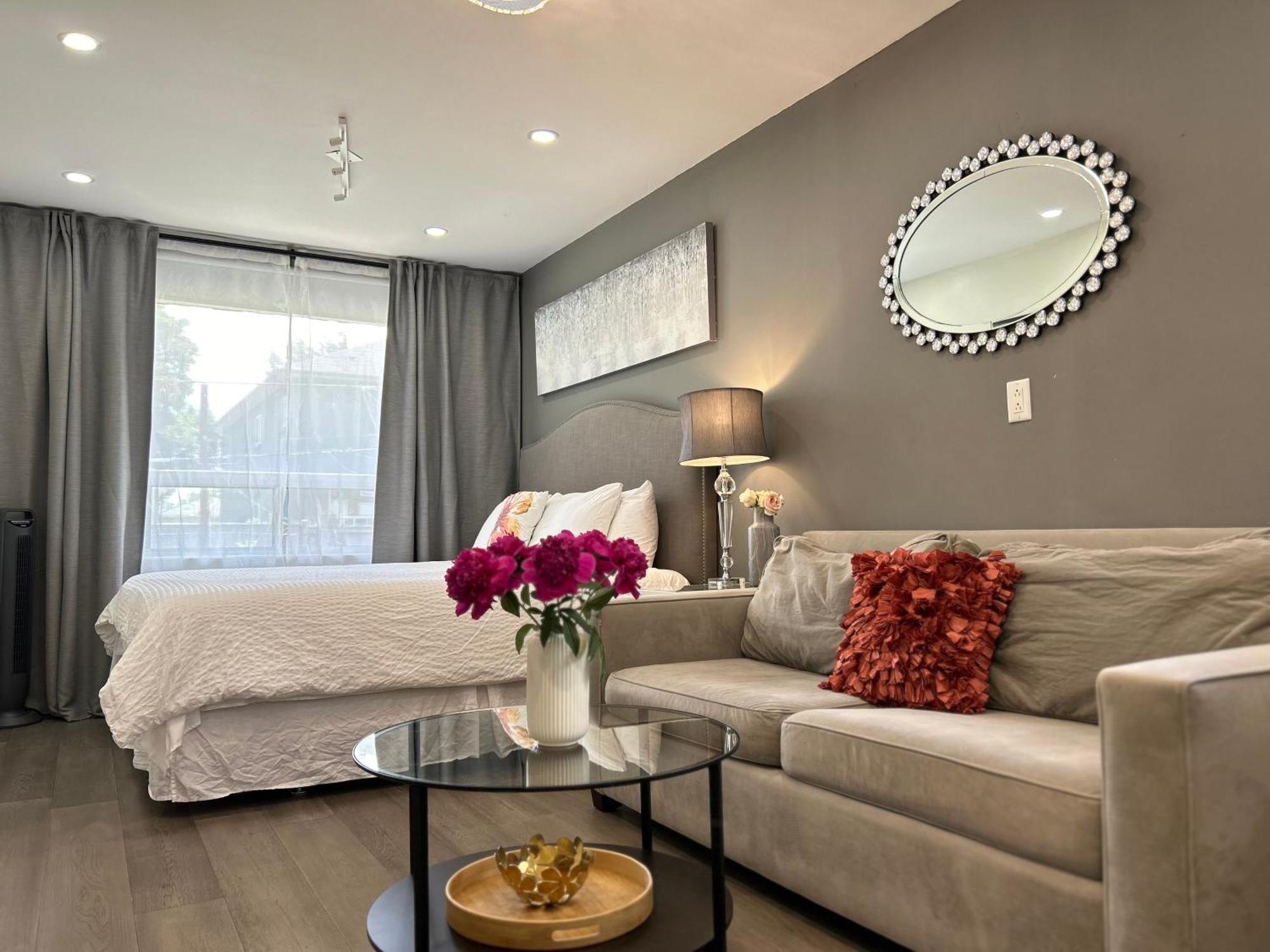 Modern Lux Family - Kingbed - Near Sheppard W Station Toronto