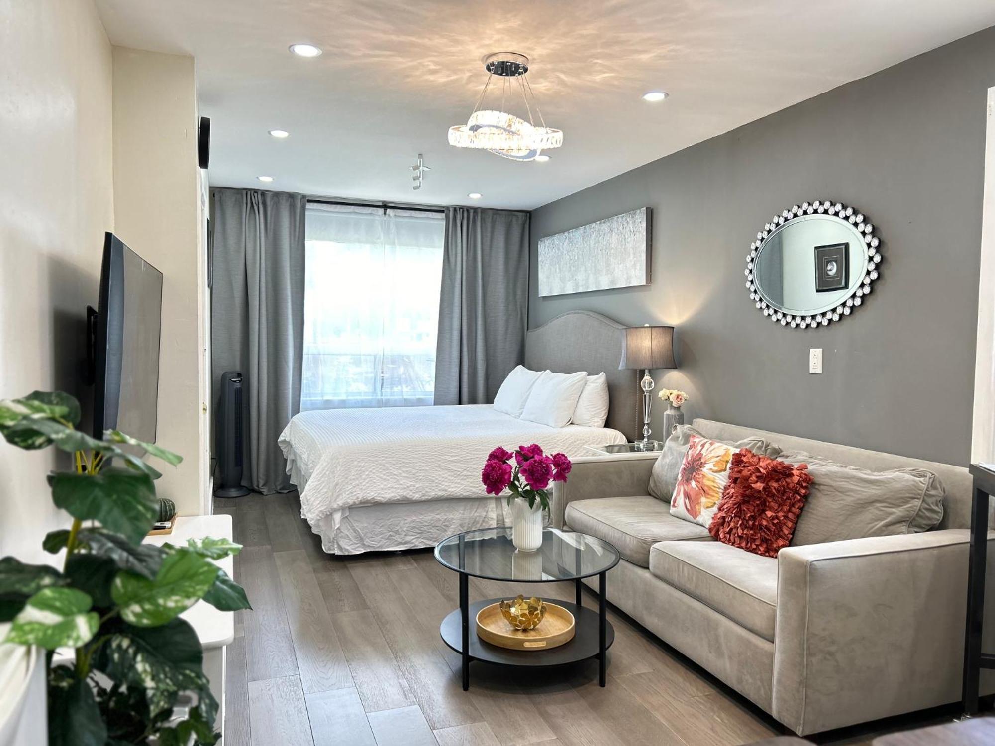 Modern Lux Family - Kingbed - Near Sheppard W Station