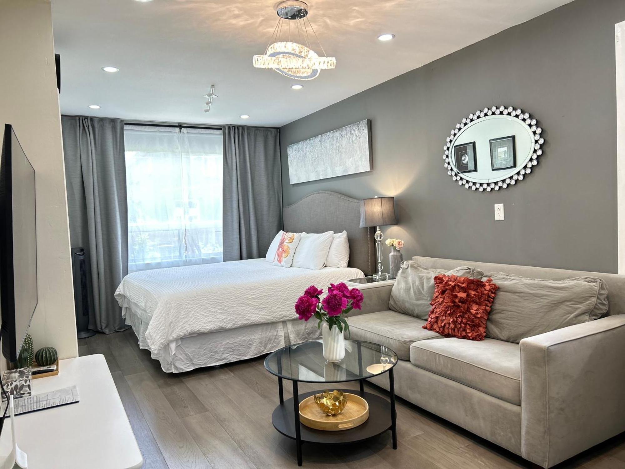 Modern Lux Family - Kingbed - Near Sheppard W Station Homestay *