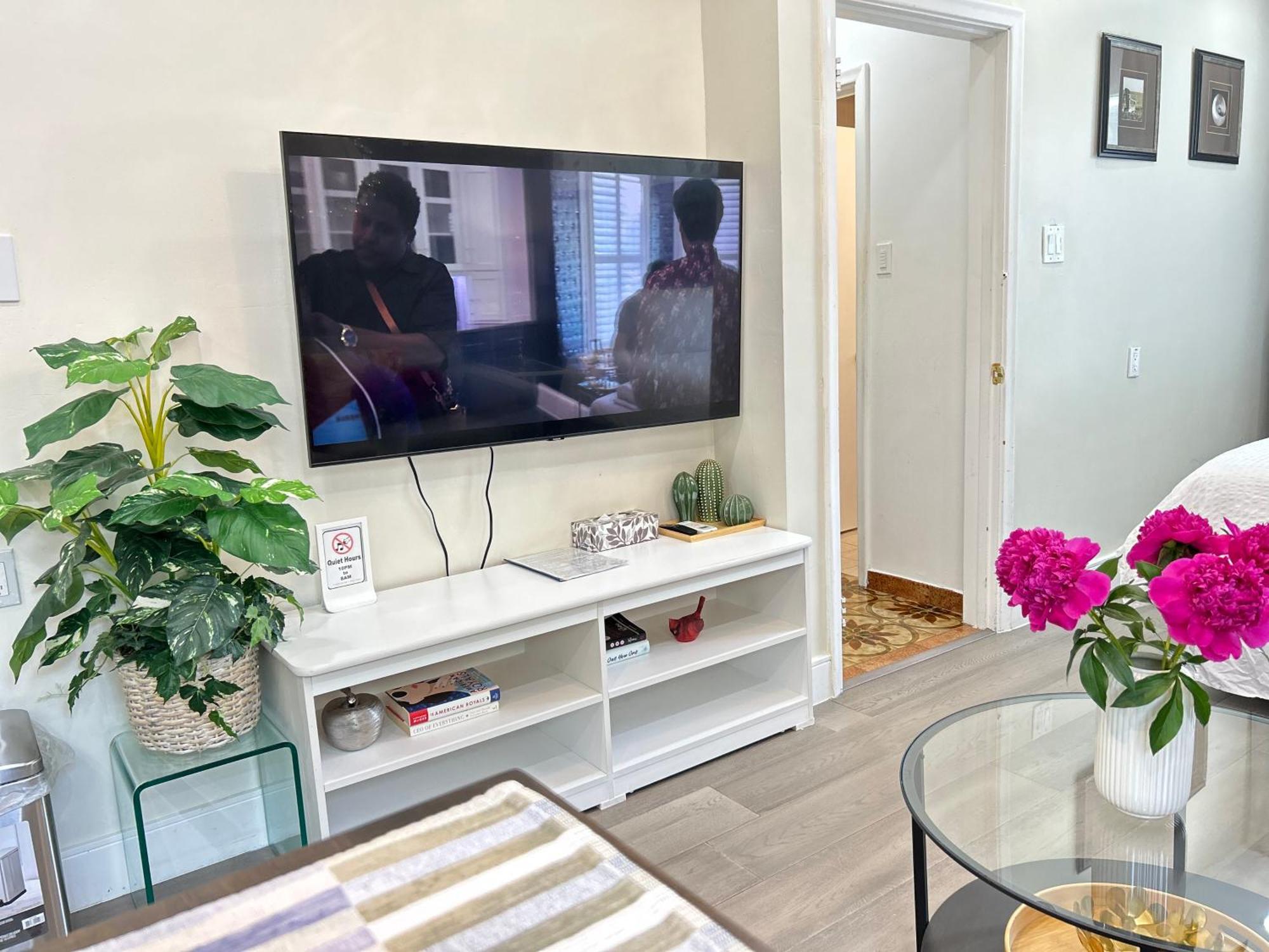 Modern Lux Family - Kingbed - Near Sheppard W Station