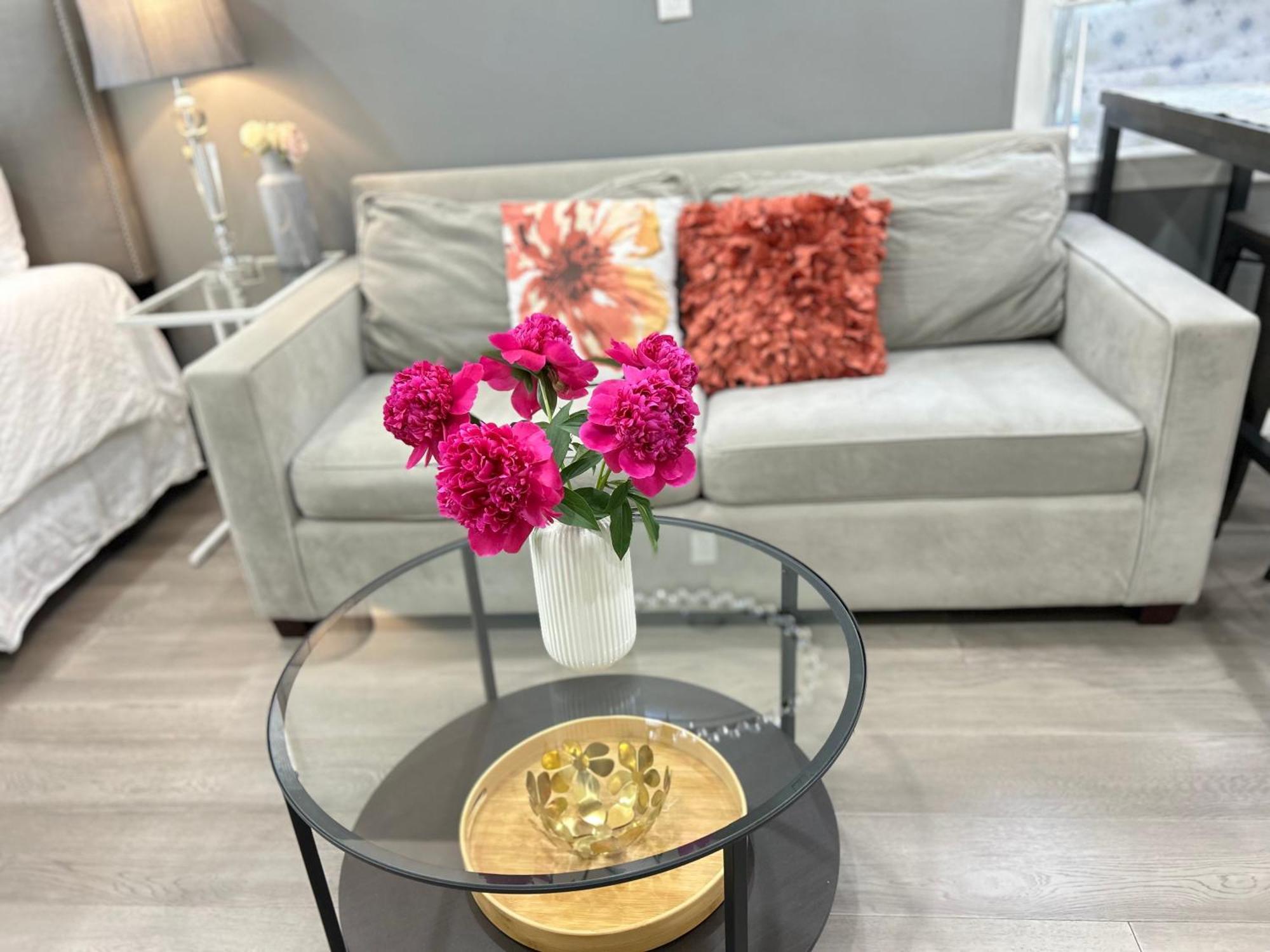 Modern Lux Family - Kingbed - Near Sheppard W Station Homestay *