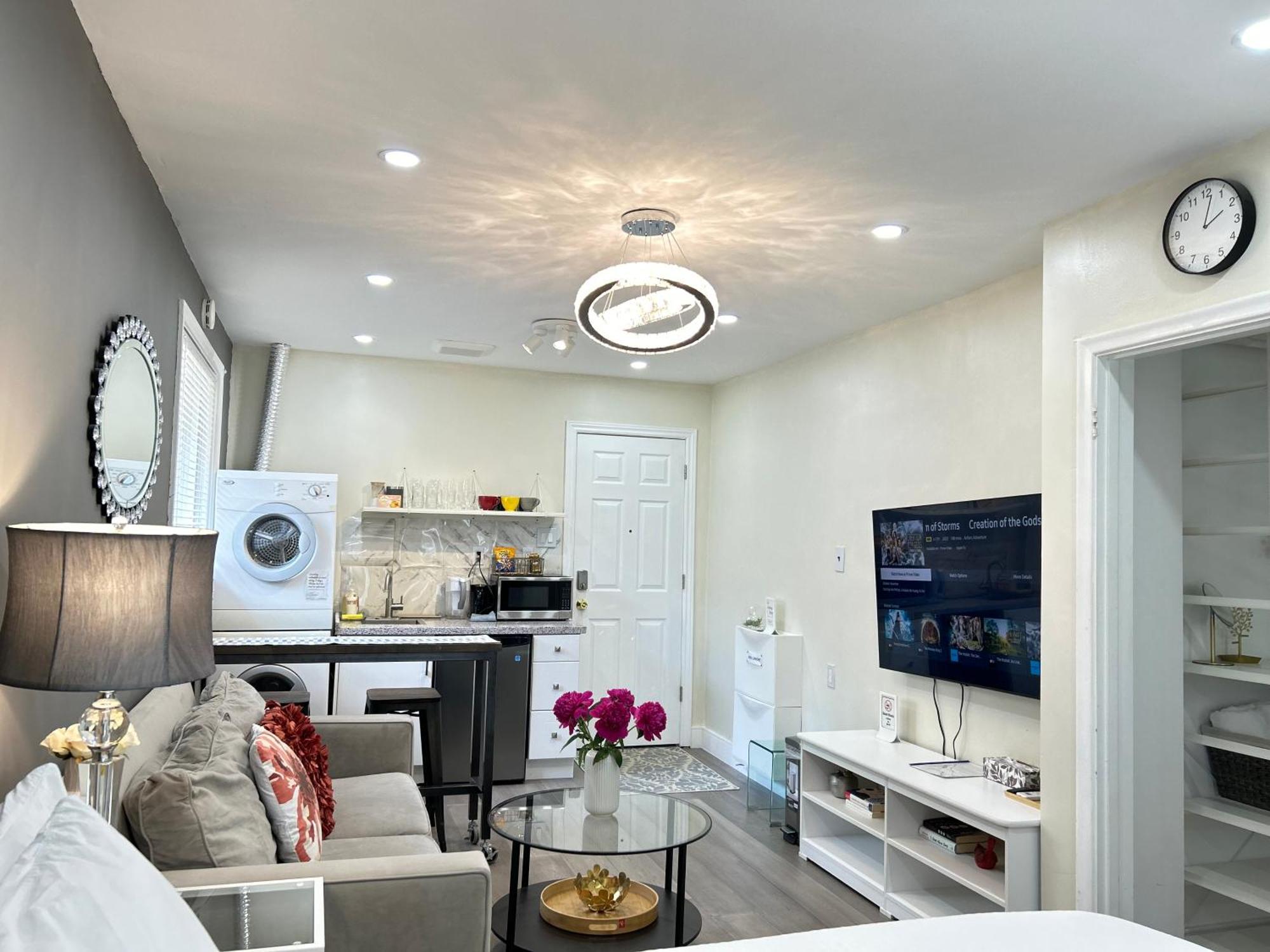 Homestay Modern Lux Family - Kingbed - Near Sheppard W Station Toronto