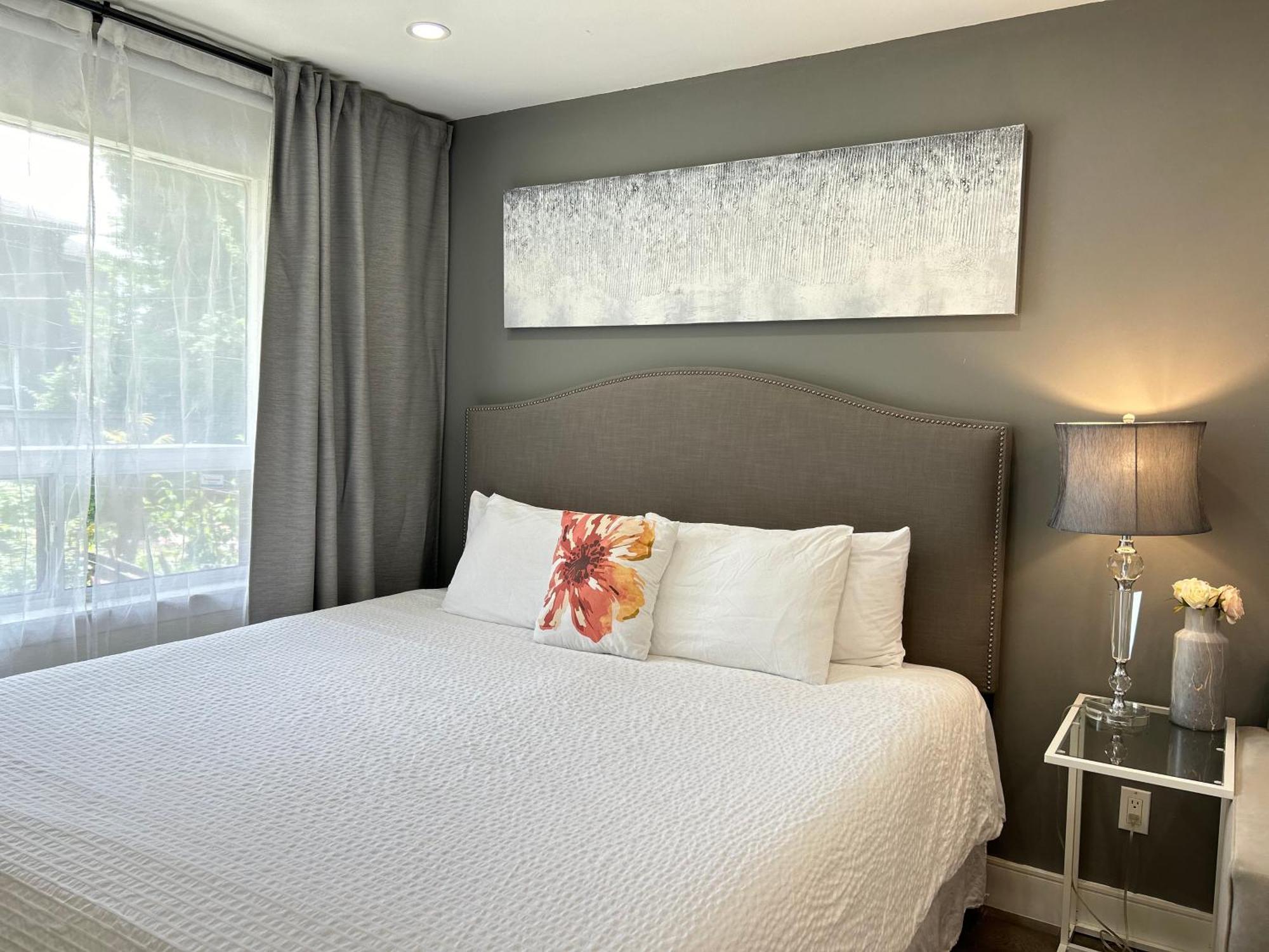 Modern Lux Family - Kingbed - Near Sheppard W Station Homestay
