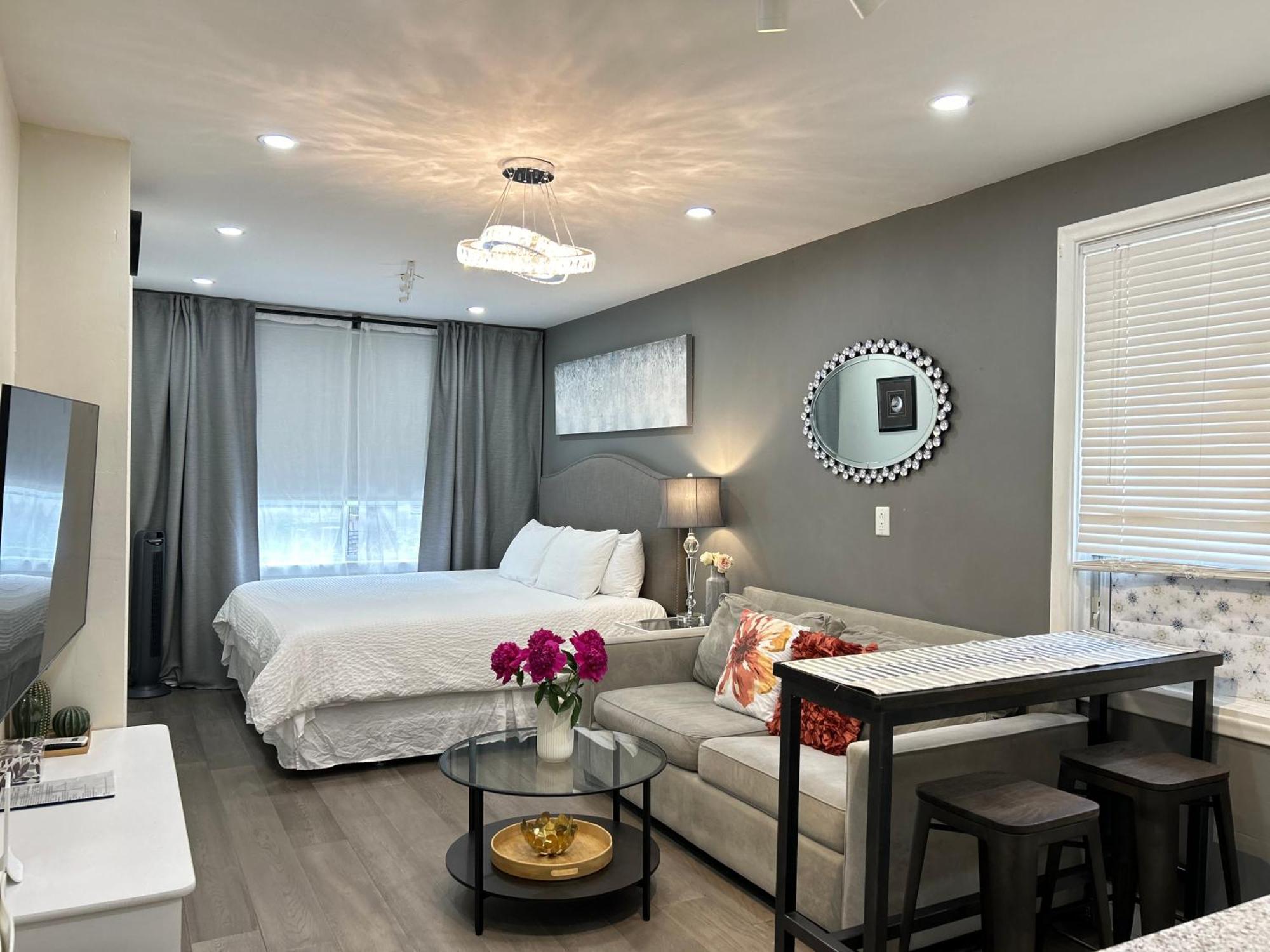 Modern Lux Family - Kingbed - Near Sheppard W Station Homestay Toronto