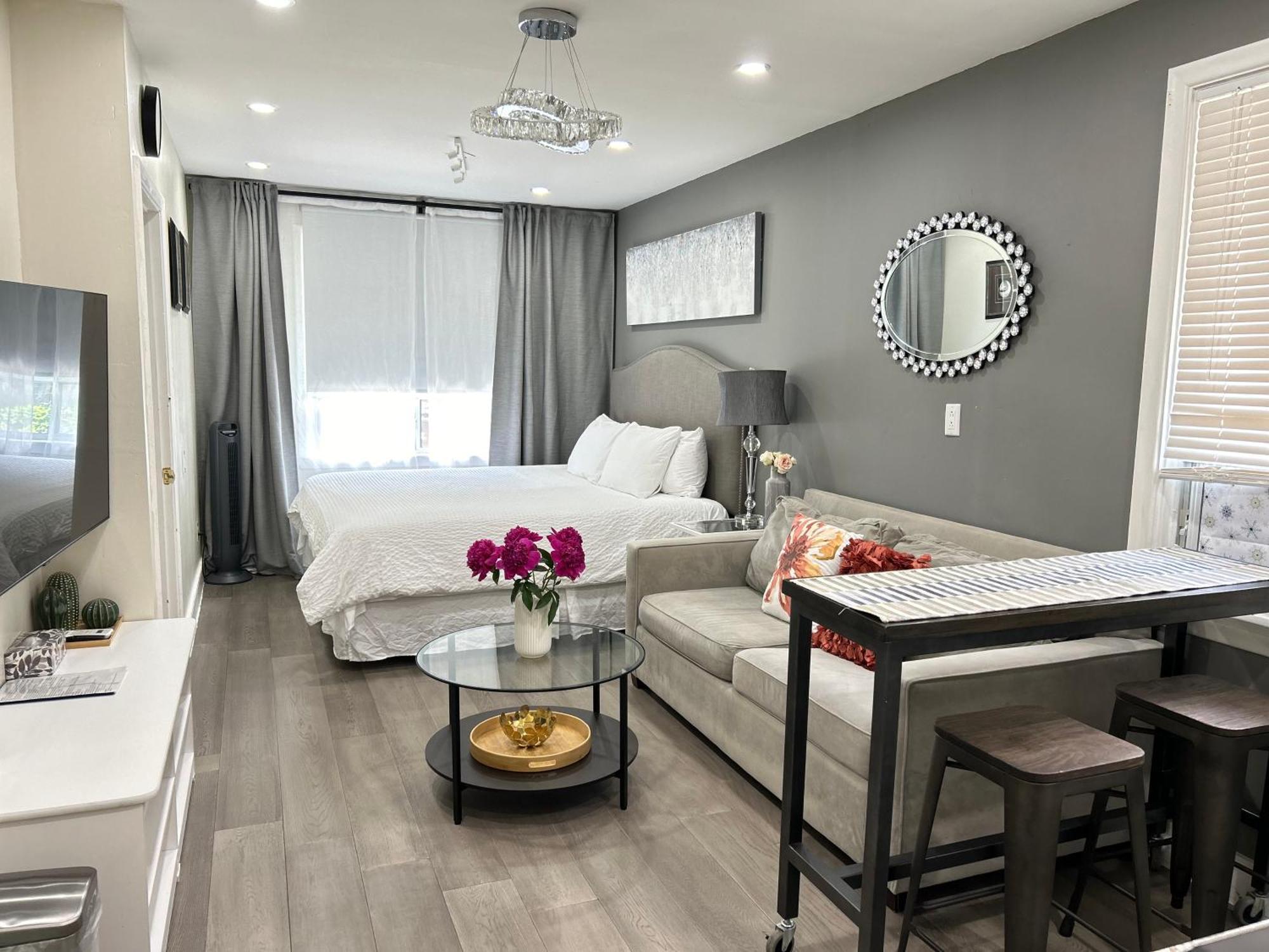 Modern Lux Family - Kingbed - Near Sheppard W Station Homestay *