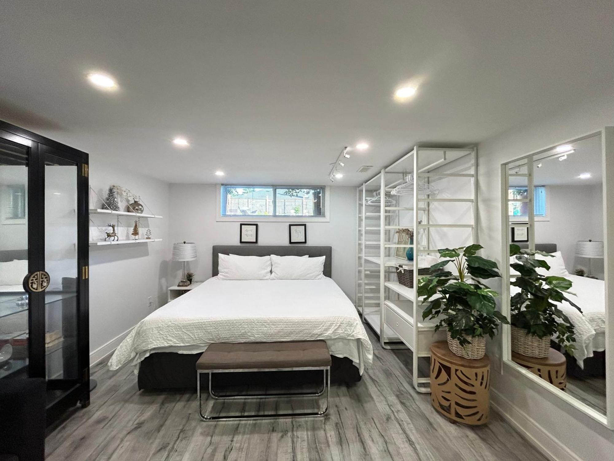 Modern Lux Family - Kingbed - Near Sheppard W Station