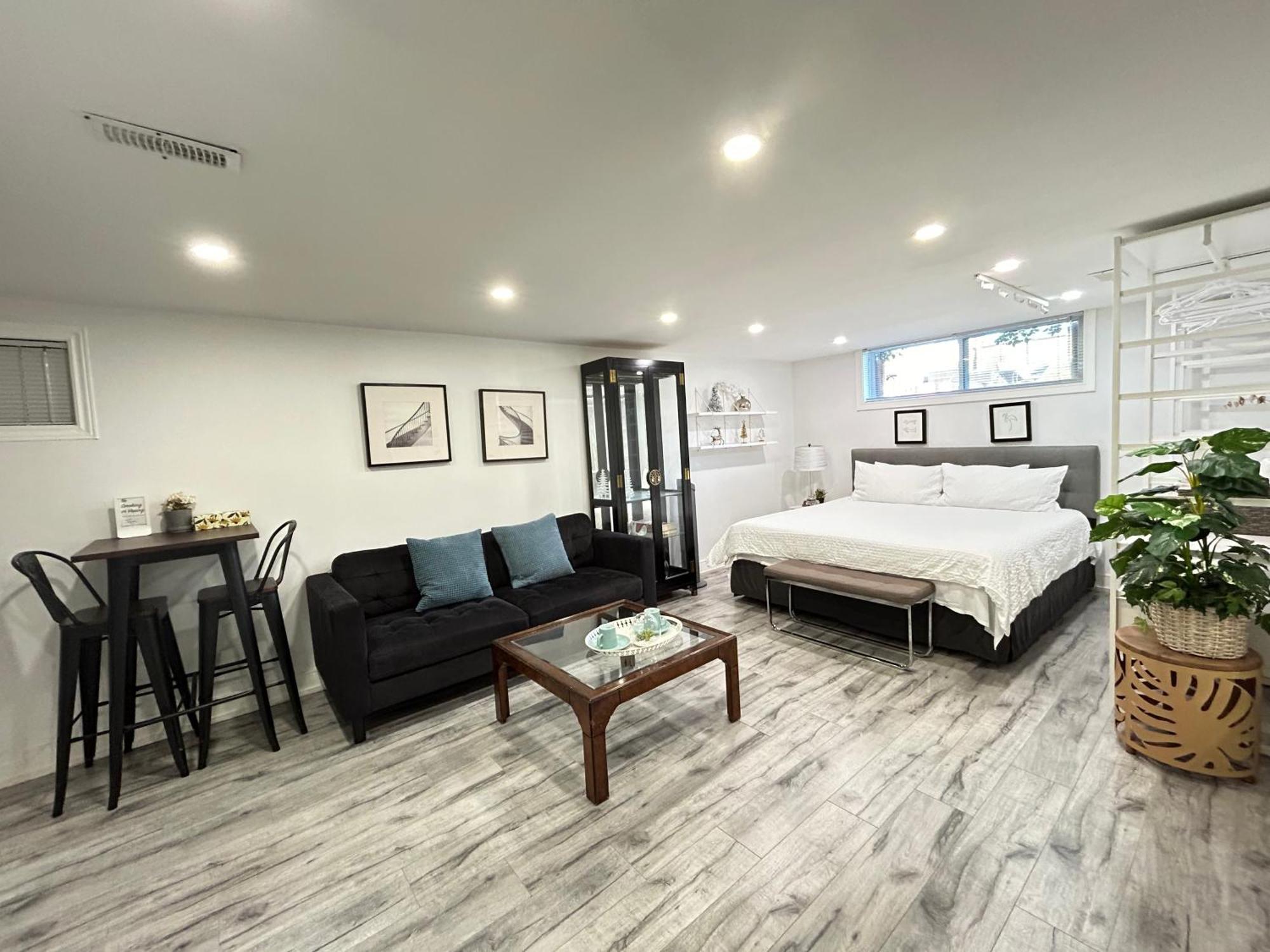 Modern Lux Family - Kingbed - Near Sheppard W Station Homestay Toronto
