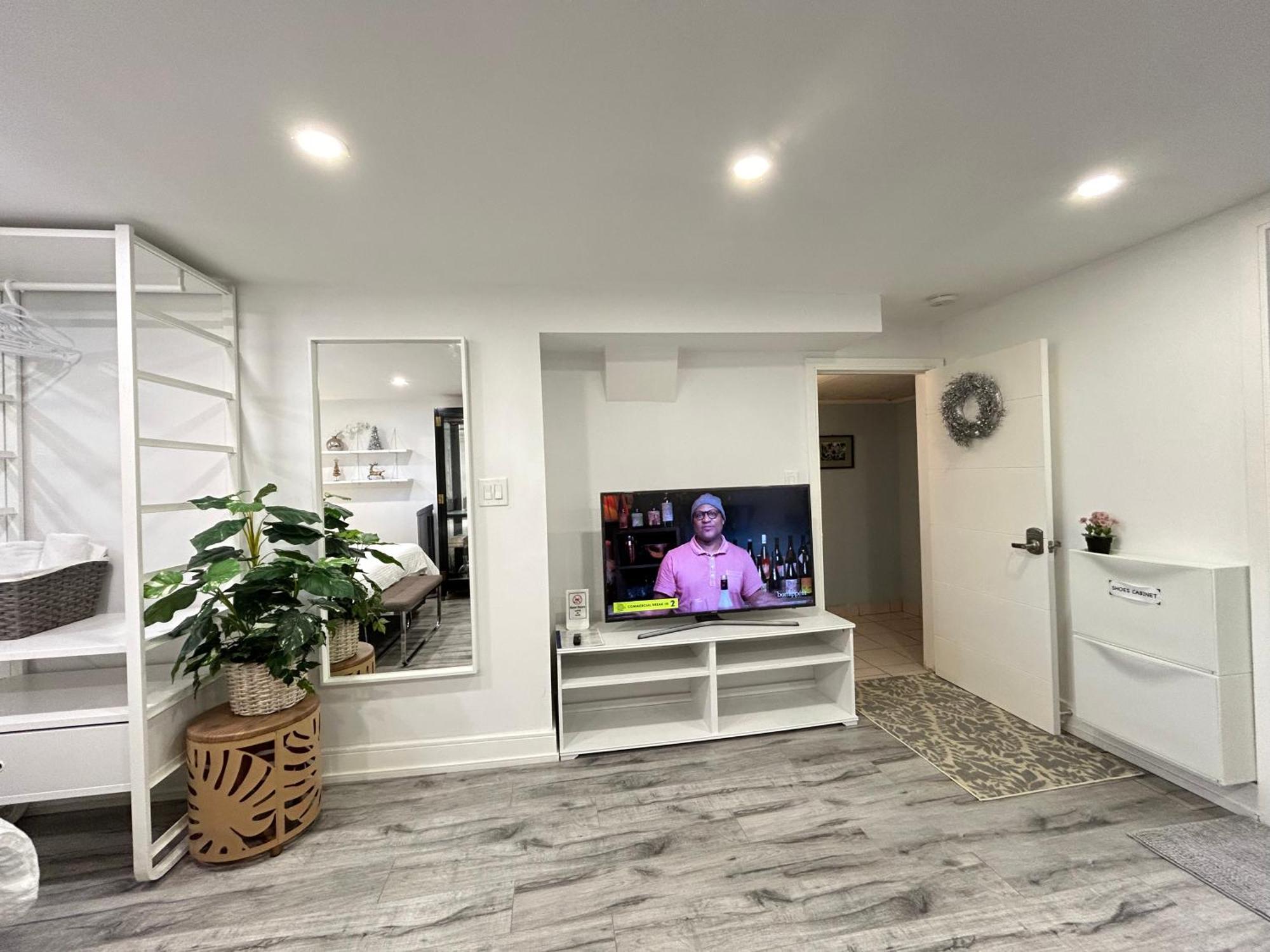 Homestay Modern Lux Family - Kingbed - Near Sheppard W Station Toronto