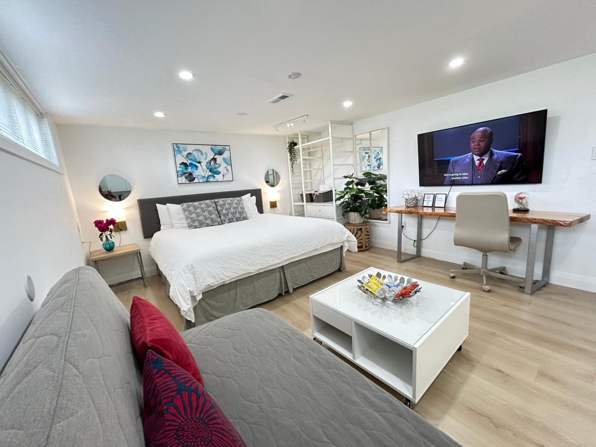 Modern Lux Family - Kingbed - Near Sheppard W Station Homestay *