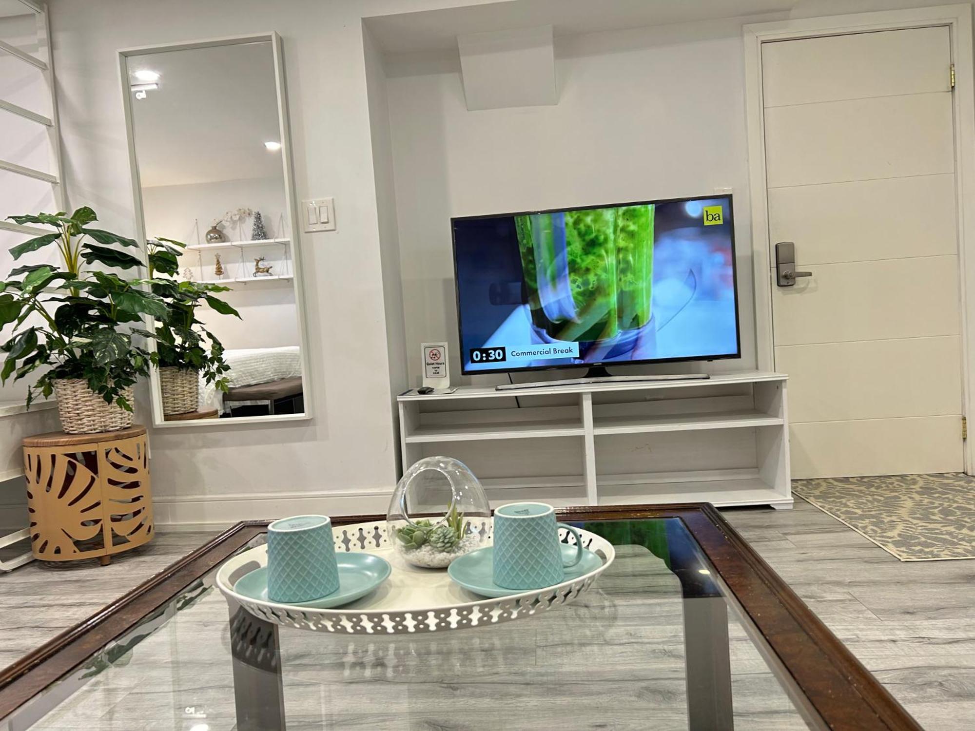 Modern Lux Family - Kingbed - Near Sheppard W Station Homestay Toronto